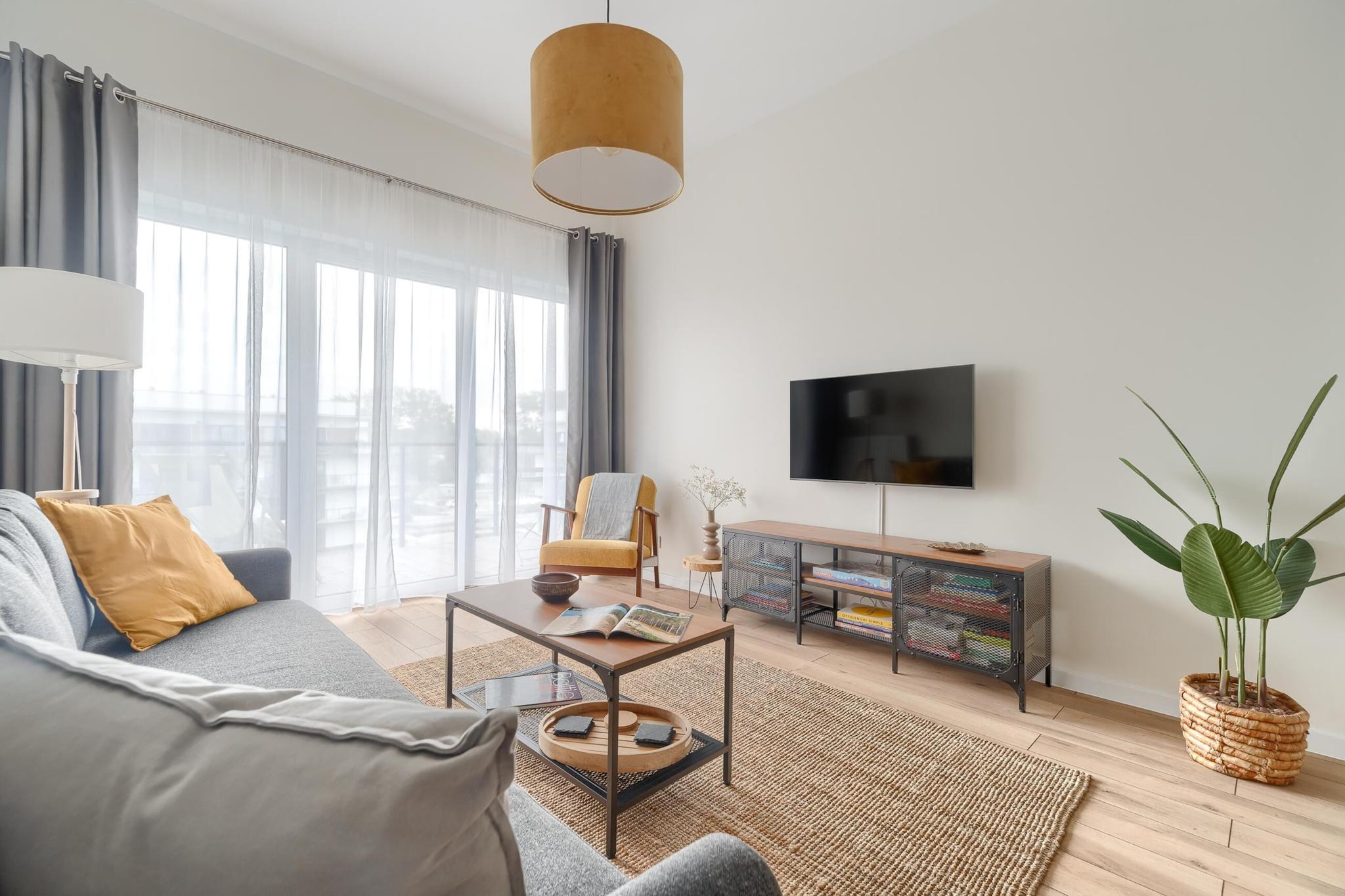 Apartment complex directly on the banks of the Dziwna River. In addition to accommodation, it offers a SPA zone with an indoor pool, whirlpool and sauna. Only 700 m to the beach. About 250 m to the resort center.
Comfortable apartment on the third floor (there is an elevator). The apartment consists of a living room combined with a well-equipped kitchen, a double bedroom and a bathroom with a shower (there is a washing machine). In the living room there is a double sofa bed, a table and TV. The apartment has a large, covered balcony with a set of garden furniture. Central heating. Wireless internet is available.
On the premises of the complex, guests have access to an indoor swimming pool (+ paddling pool for children), whirlpool, sauna and fitness room. Parking is available for those arriving by car.
The price of the stay includes: electricity and water consumption, swimming pool, sauna, whirlpool, fitness room, parking space in the underground garage, internet. On request, a baby cot and a high chair.
Dziwnów has a clean, sandy and guarded beach, separated from the city by a strip of dunes. In the summer, children can use the water slide and inflatable structures for jumping. Wooden breakwaters protrude from the sea, on which seagulls often sit. An attraction is the walking promenade that stretches along the beach. A tourist attraction in Dziwnów is the drawbridge on the Dziwna River. It offers a view of the river. Its complicated steel structure, painted red, attracts attention from afar. The process of raising the bridge is very spectacular. In the local fishing port, you can buy fish straight from the cutter. There are also sales stands offering smoked fish and other fish products.