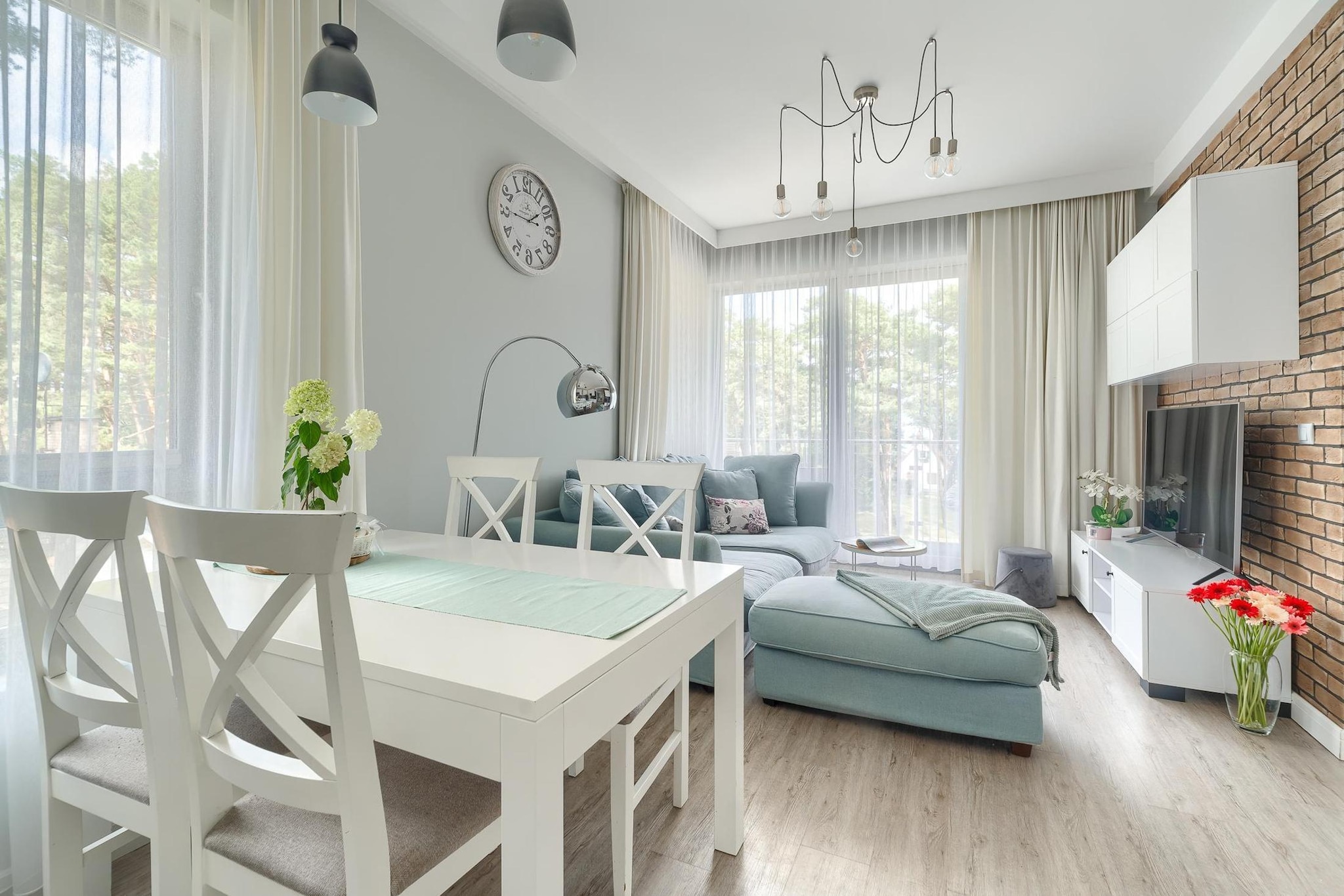 On the 2nd floor: (open kitchen(hob(4 ring stoves, induction), electric kettle, hood, coffee machine, oven, microwave, fridge-freezer, washing machine), Living/diningroom(double sofa bed, TV(flatscreen), dining table(4 persons)), bedroom(double bed, TV(flatscreen)), bathroom(shower, washbasin, toilet, hairdryer))\n\nInternet access, balcony, heating(central), garden furniture, sun loungers, parking, lift, ironing board, iron