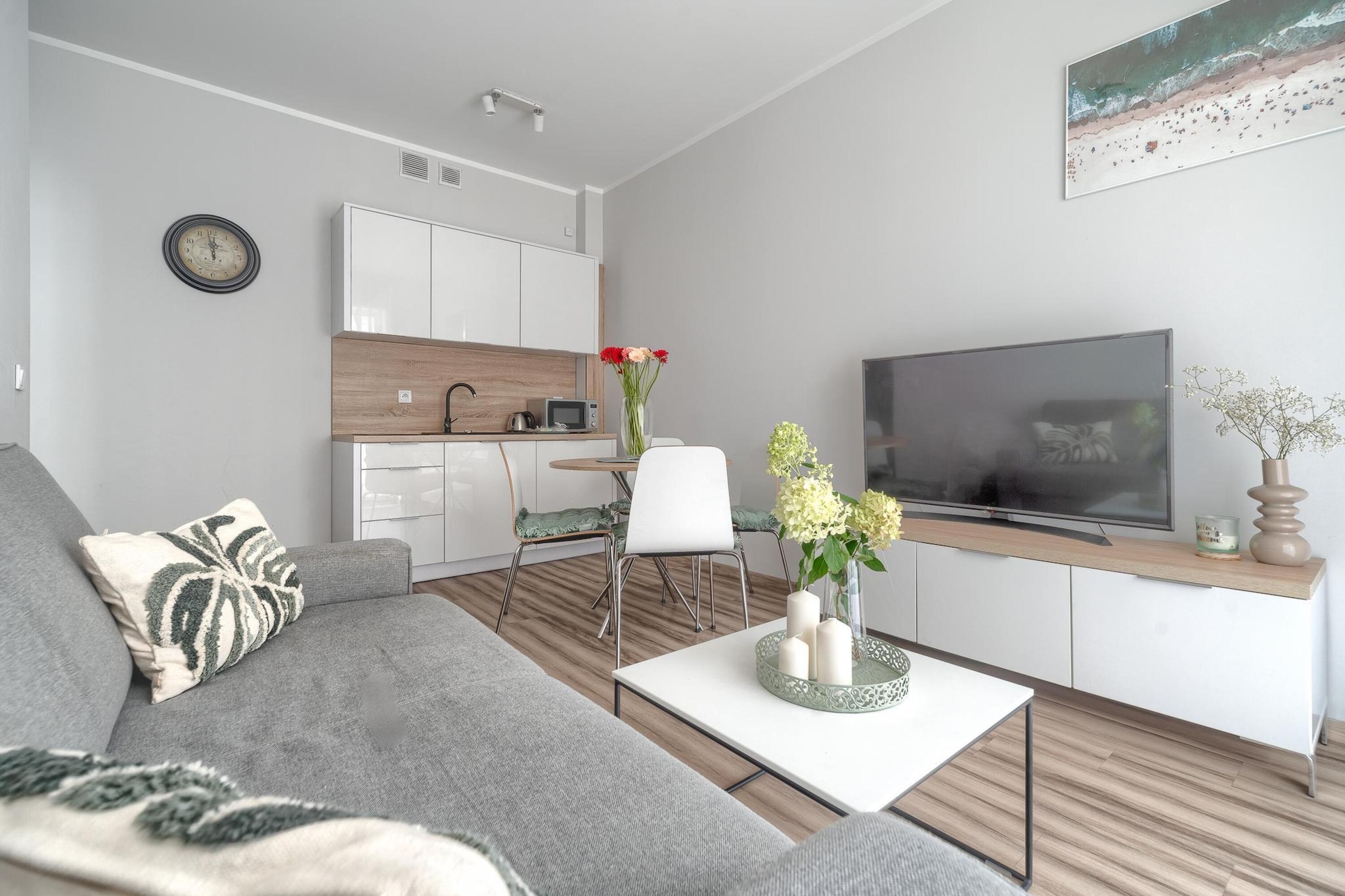 On the 1st floor: (open kitchen(hob(2 ring stoves, induction), electric kettle, microwave, fridge-freezer), Living/diningroom(double sofa bed, TV(flatscreen), dining table(4 persons)), bedroom(double bed), bathroom(shower, washbasin, toilet))\n\nInternet access, balcony, heating(central), garden furniture, sun loungers, parking, lift