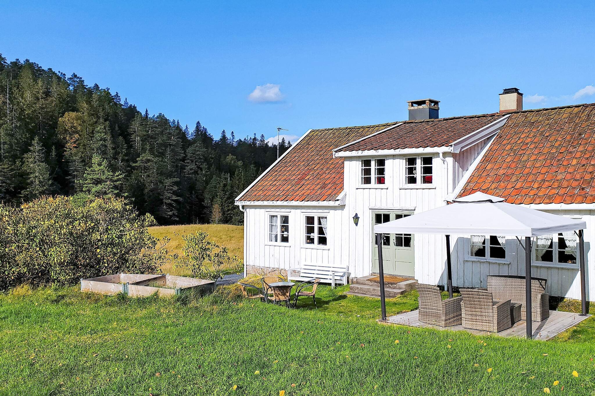 Welcome to a farmhouse-style holiday home from 1813, located in a quiet area. Good fishing opportunities in river and lake, which is also great for swimming or boat trips. The holiday home has 2 bedrooms and a pleasant living room with a wood stove. Bathroom with underfloor heating. Well-equipped kitchen with a wonderful old stove. Dishwasher and washing machine. Highchair available. The holiday home is located in a wonderful area with plenty of fresh air and a forest with moose and other game - perfect for anyone who enjoys nature experiences. At Fjærheia with Amfi, the play "Peer Gynt" by Henrik Ibsen is presented all summer. It is also recommended to take a trip to Dømmesmoen, a natural and cultural experience area with burial mounds, stone settings, old buildings, hiking trails/light runners etc. Grimstad is also not far away; here you will find white-painted houses, good food, festivals and several museums and sightseeing tours in the archipelago. The famous Kristiansand Zoo is only an hour's drive away. It is 30 km to Evje with the mineral park, the climbing park, rafting, and several other activities. The southern villages of Arendal and Lillesand are also not far away. Good skiing in winter, for example cross-country skiing at Dømmesmoen or at Øynaheia approx. 25 km from the holiday home. The house is a good starting point for exploring a good part of southern Norway with great experiences.