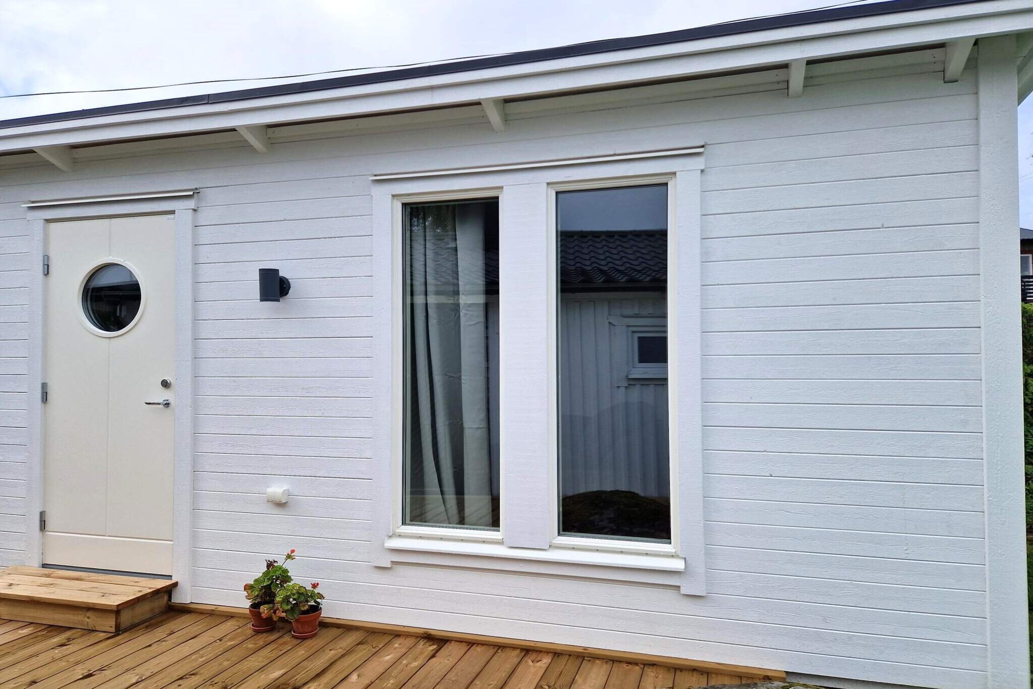 Annex: (double folding bed, 2x bunk bed)\n\nInternet Access DSL, Kitchen(cooker(electric), coffee machine, oven, microwave, fridge-freezer), Living/bed room, bedroom(single bed, cot), bedroom(single bed), bathroom(washbasin, shower, toilet), heating(electric), garden, parking, air to air heatpump