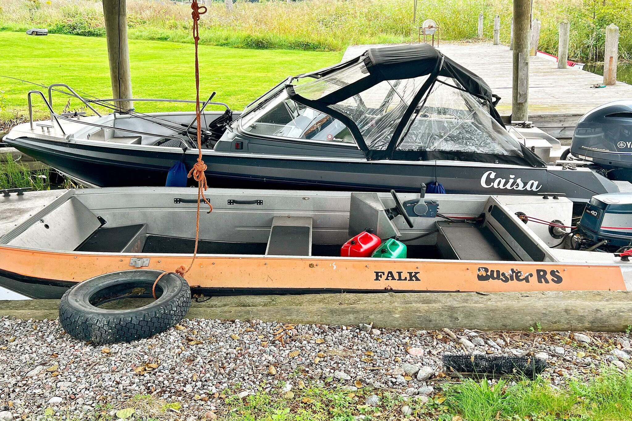 Internet Access DSL, Living room(single bed, double bed), Kitchen(cooker(electric), coffee machine, microwave, fridge(+ freezer), high chair), Living/bed room(double folding bed, chromecast), bathroom(washbasin, shower, toilet, washing machine), garden furniture, parking