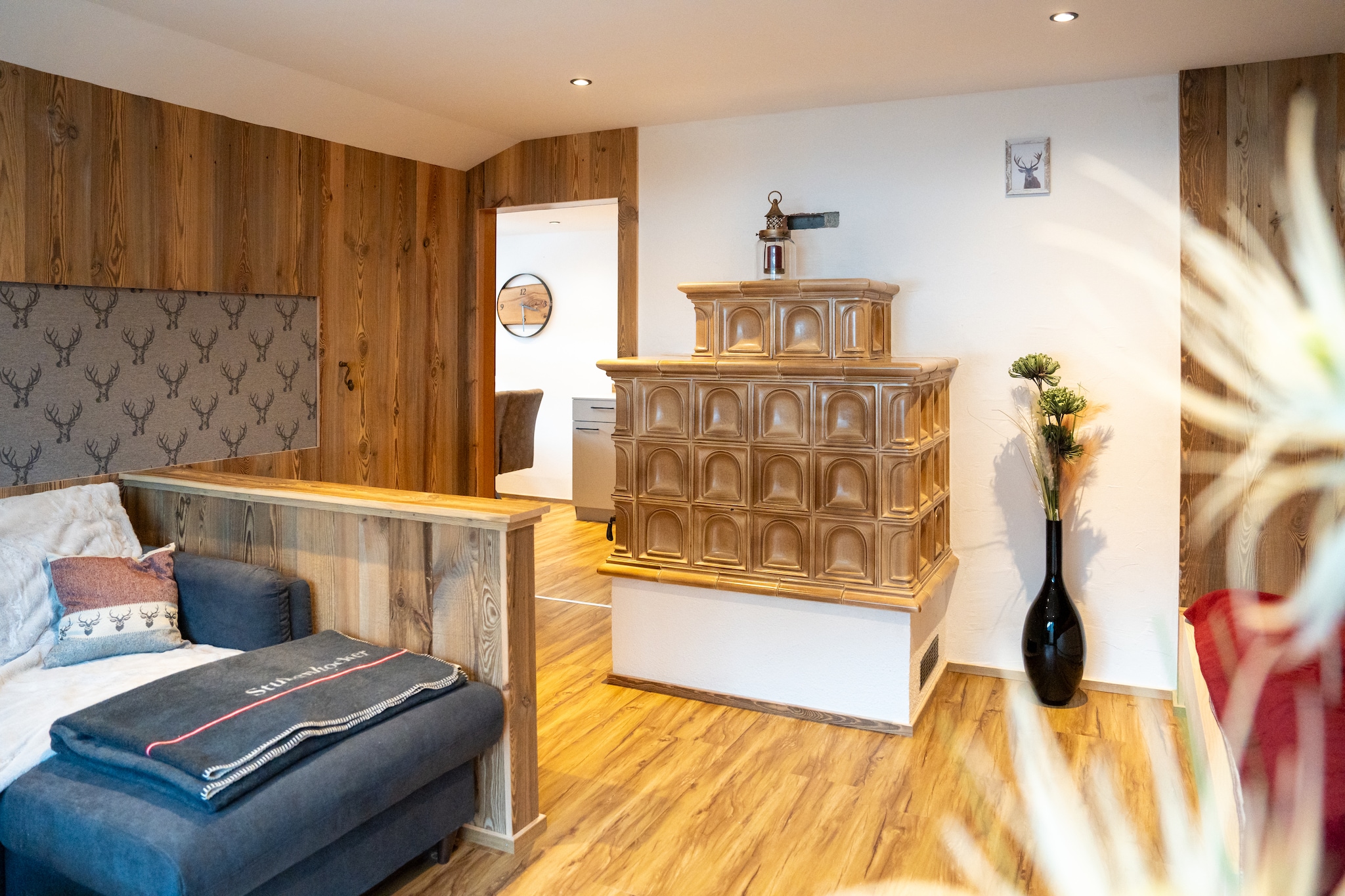 This enchanting holiday flat, located on the second floor of Sulzau near Neukirchen am Großvenediger and surrounded by charming wooden elements, promises an unforgettable mountain holiday. Whether you are travelling as a family or as a couple - everyone will find the comfort they deserve here.
The flat impresses with its high-quality furnishings, which include a cosy kitchen with a modern dining area, a living room with a comfortable sofa and sleeping alcove, as well as a separate bedroom. A modern bathroom, several TVs, a ski room, a garden with sun loungers and barbecue facilities round off the offer. Parking is possible directly on site.
Sulzau is just a 5-minute drive from picturesque Neukirchen am Großvenediger and is nestled between the majestic Kitzbühel Alps and the Hohe Tauern National Park. In winter, the Wildkogel Arena ski area attracts visitors with the longest floodlit toboggan run in the world, while in summer there are numerous hiking trails and mountain bike routes to explore the mountain landscape.