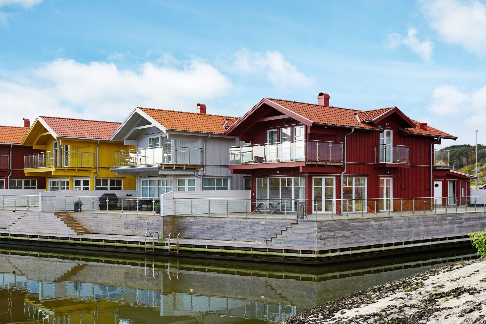 Welcome to live in a newly built home with a sunny location at the northern end of the Skäret area in Hamburgsund's "little Venice". The house is built right next to the canal that runs through the area, from the terrace area you can jump directly into the sea for a salt bath, then go up via the bathing ladder and then sit on the nice terrace area and enjoy breakfast and the morning sun. From the house second floor you can enjoy the sun and all the passing boats, in summer thousands of boats of all sizes and shapes pass here. The central location in the middle of the old fishing and boating community is perfect for those of you who want to be close to "everything" related to sun, swimming and summer. Through the entrance you enter a welcoming open plan with kitchen area with induction hob, oven, fridge/freezer, microwave, coffee maker and dishwasher, dining room furniture, living room area with large comfortable sofa group and a warming wood burning stove as well as a WC with washing machine. From the living room there are several patio doors out onto the patio area, some of which are under the roof. Lovely places for sunbathing and for cozy barbecue moments where you discuss the day's adventures or plan for new ones. A staircase leads up to the second floor with two bedrooms, one with a double bed and one with a bunk bed, a small living room perfect for a moment's rest or a good book and a bathroom with shower. From the living room, bedroom and bathroom, doors lead out onto balconies where you can enjoy the beautiful surroundings with all the boats at docks and boathouses or those passing by in the strait outside. In Hamburgsund there are nice shops, restaurants, cafes, fishmongers, mini golf and several nice bathing spots. Here you can also rent kayaks, try diving, go on boat charters and archipelago boats to see the fantastic archipelago, e.g. to the old lighthouse and pilot lookout on the Väder Islands. Just outside the community are the remains of an ancient castle located on a high mountain with a mile-long view of sea and land, a perfect excursion destination for a coffee break. A Viking market is also held there in early August. The community also has an outdoor stage "Scen på Bönn" which during the summer has several different events in music and children's theatre. From Hamburgsund, a car ferry goes over to neighboring Hamburgö with more nice bathing spots and coastal paths with fantastic views of the surroundings and the archipelago's many islands. The cottage is geographically well located for day trips to charming coastal communities both to the north and south. Welcome to a fantastic stay in a unique place in Norra Bohuslän's archipelago Mjiljö!