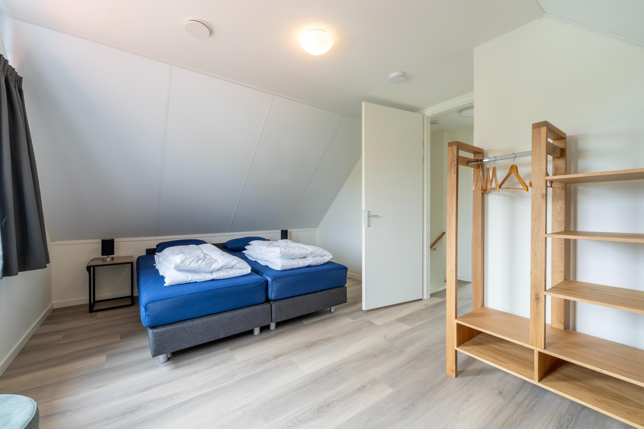 Enjoy being alongside (and on) the water at this fantastic holiday destination. Here in the beautiful South Holland landscape, between Rotterdam and Zeeland, you can completely relax in a water-rich, natural environment. The entire Zuytland Buiten park, where this holiday home is located, is surrounded by water and is bordered by reed beds and woodland. The house is suitable for 4 people and has 2 double bedrooms. The open kitchen is fully equipped and has a combination microwave and dishwasher. The living room is modern and comfortably furnished.
The holiday home is located near the water with direct access to the Stompaarde Plas. You can rent bicycles, a SUP, canoe or whisper boat at the reception.
A high chair and cot are available for small children. Two cars can also be parked on site.
There is plenty to do in your surroundings. Enjoy being on and around the Stompaarde Plas, in the Bernisse recreation area or being on one of the many beaches in the area. Coastal towns such as Rockanje and Ouddorp are nearby and are worth a visit. Shopping, nightlife and culture fanatics head to Rotterdam, less than half an hour's drive away.