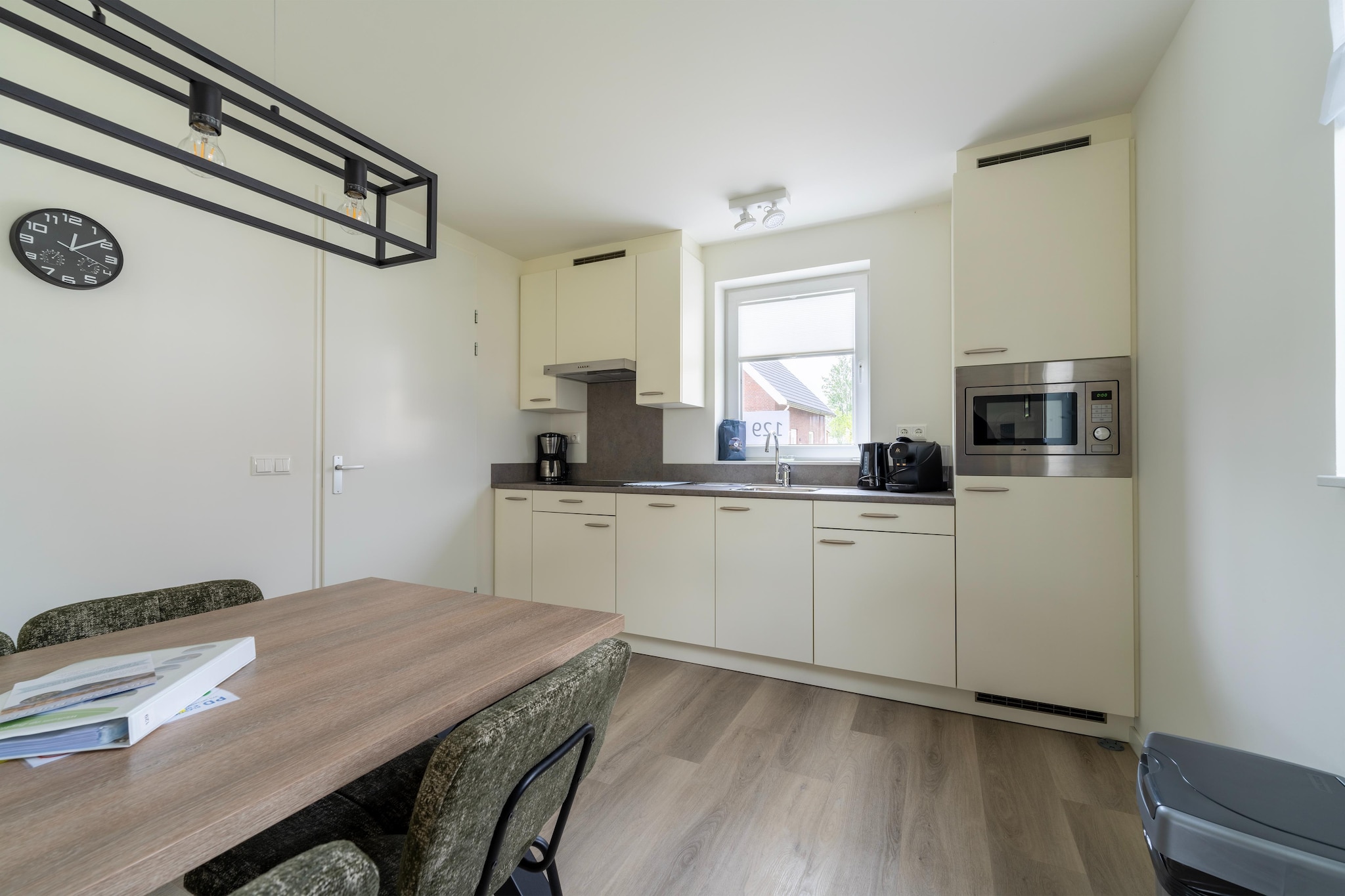 Ground floor: (hallway, Living room(TV, seating area), open kitchen(hob, electric kettle, coffee machine(pads), coffee machine(filter), combination microwave, dishwasher, fridge(+ freezer)), toilet(washbasin, toilet), pantry)\n\nOn the 1st floor: (bedroom(single bed, single bed), Bedroom with bathroom(single bed, single bed, shower, washbasin, toilet), bathroom(shower, washbasin, toilet))\n\ngarden doors, terrace(roofed), garden, garden furniture, parking