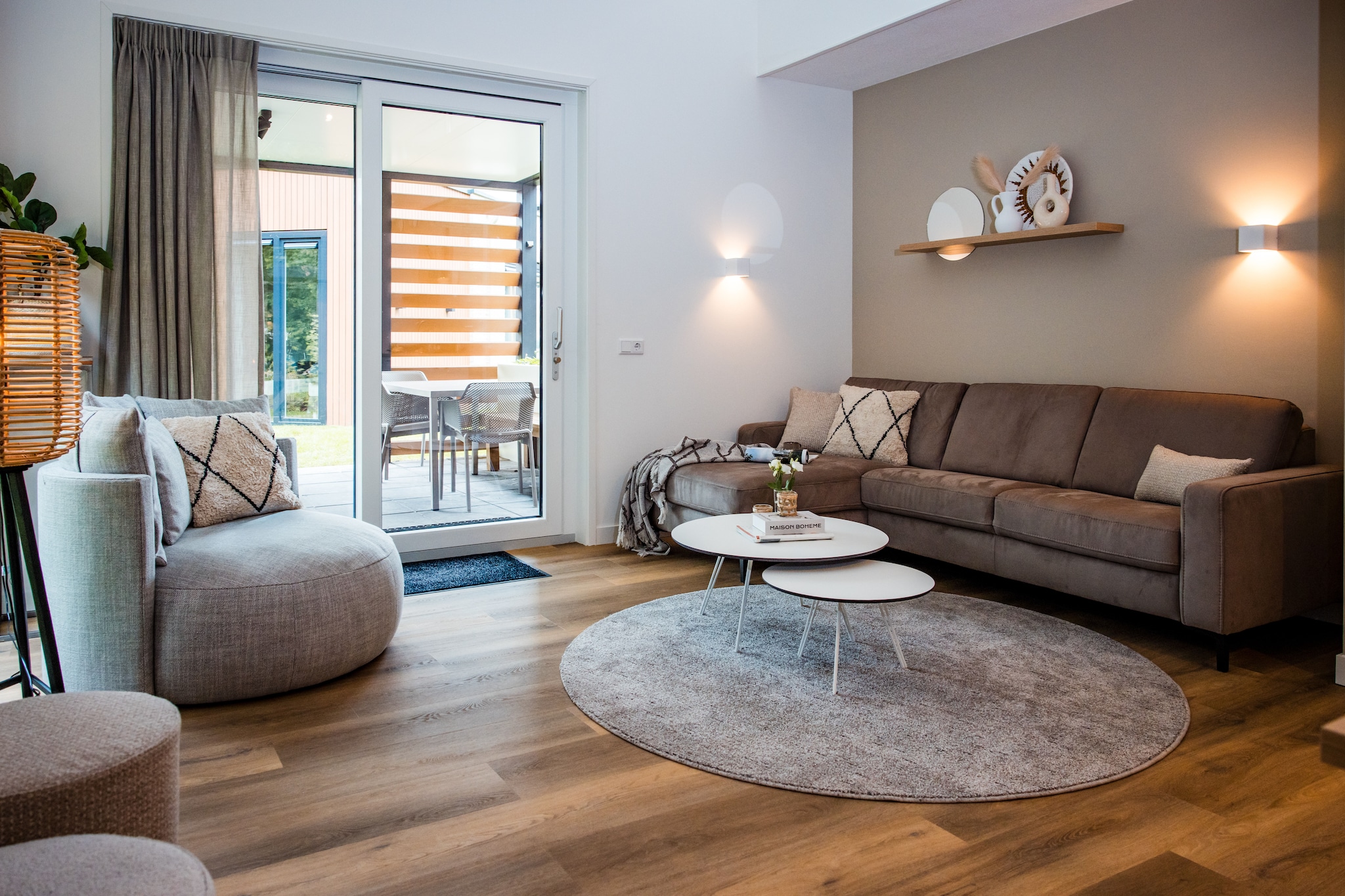 Enjoy a relaxing stay in Voorthuizen at this spacious holiday home for eight, combining modern comfort with natural surroundings. Just 100 meters from the forest and 2 km from the lake, it’s an ideal base for hikers, cyclists, and nature lovers. The lively town center is only 500 meters away, with shops, eateries, and attractions close at hand. Plus, with public transport and pools just steps away, everything you need is within easy reach.
The home offers a bright living area with a TV and cozy seating, a fully equipped kitchen with contemporary appliances, and four comfortable bedrooms—including a double bed, twin beds, and bunk beds. Outside, guests can relax on the private terrace, enjoy the garden furniture, or unwind in the shared sauna. Families will appreciate added perks like a swimming pool and playpen, along with convenient on-site parking.
Nearby, dive into local culture at Museum Flehite in Amersfoort or learn about agricultural heritage at the Dutch Poultry Museum. When it’s time to dine, savor refined French-Dutch flavors at Flavours Voorthuizen or enjoy fresh, seasonal meals at Restaurant De Seizoenen. This holiday home offers the perfect mix of comfort, nature, and convenience.