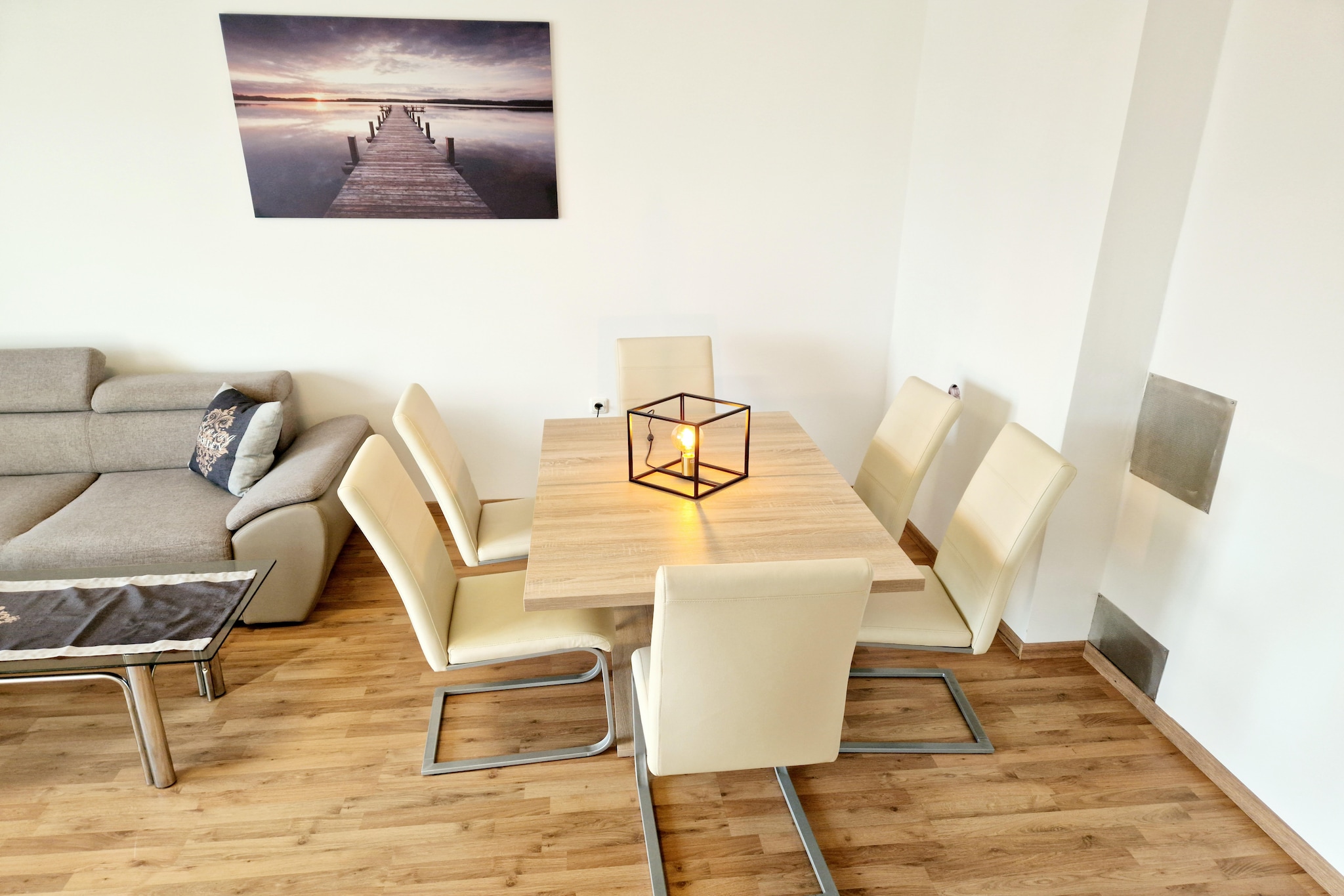 This new and modernly furnished apartment for a maximum of 6 people is located directly in Fohnsdorf in the Murtal in Styria, not far from the well-known Aqualux thermal baths in Fohnsdorf.

The apartment offers a large living room with 2 sofa beds and a dining table, a modern well-equipped kitchen, 1 spacious bedroom, a bathroom and a balcony. You can park directly at the apartment.

Fohnsdorf is a tourist community in Styria and offers pure relaxation in the Aqualux thermal baths and many hiking and walking trails as well as cycling tours. The thermal spa offers various indoor and outdoor pools, a wave pool, massage pools and an extensive wellness offering. The well-known Red Bull Ring is just a 12-minute drive from the apartment.

Throughout the Murtal and Mürztal in Styria there are ski slopes in 12 different ski areas with a total of 236 kilometers of slopes and routes, over 80 cable cars and a large range of prepared cross-country ski trails. The Lachtal ski area, the Obdach ski area, the Kresichberg ski area and the Grebenzen ski area are well known.

Right in the center of Fohnsdorf there are plenty of shops for your daily needs as well as a good selection of restaurants.