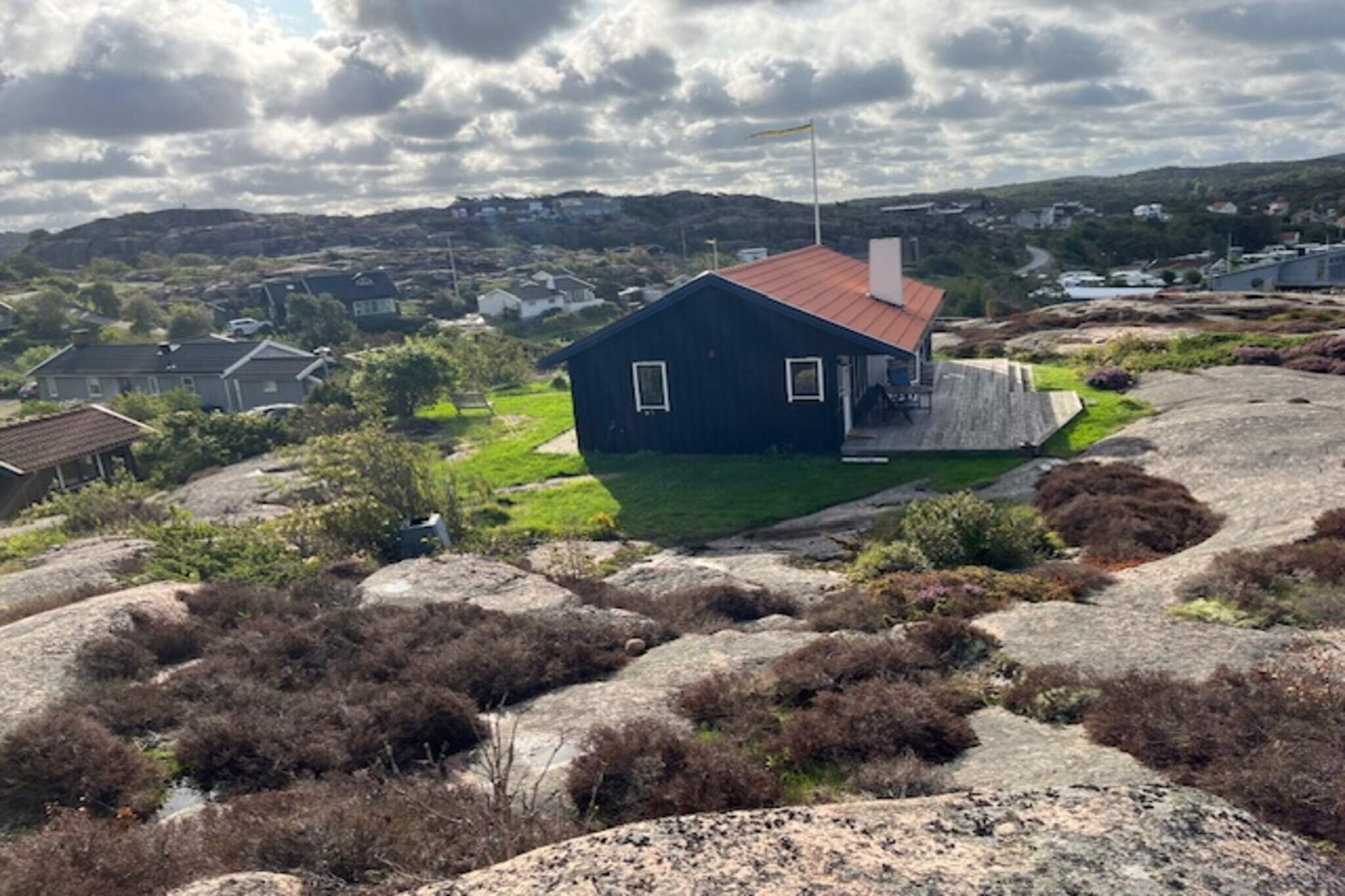 Charming cottage with a panoramic view of the sea and proximity to several nice salty baths. Welcome to this wonderful cottage with a good standard and breathtaking sea view in the beautiful bathing and fishing village of Bovallstrand. From this cottage in a quiet, undisturbed location with a large balcony, you have perfect opportunities to experience the sea, salty baths and lovely archipelago environments. Here you have the constantly changing sea in the center through the large window sections that help to &quot;blur&quot; the boundary between being outside and being inside. Start the day by going down to the sea for a refreshing dip and then sit down and enjoy a well-deserved breakfast on the well-sized terrace by the cottage or why not serve breakfast on the mountain plateau in front to further enhance the free and fine panoramic view of sea and No. From here it is a short walking distance to swimming, piers, boathouses, restaurants, coastal paths, hiking trails and roads with a view of the BohuslÃ¤n archipelago, the cottage is also well suited for those of you who want to experience the archipelago via kayak or canoeing. It is also geographically well located for day trips to other charming coastal communities both to the north and south. The cottage is located on a sunny mountain plateau as the last cottage on the street, surrounded by a nice little garden and large free granite surfaces facing the sea. On the inside, you are met by a small hall, which leads further into the cabin's large open floor plan with large windows from both the living room, dining area and kitchen. In the living room there is comfortable seating, fireplace and TV corner, next to this there is a nice dining area and kitchen island and kitchen equipped with stove, separate oven, microwave, fridge/freezer, coffee maker, dishwasher and washing machine. Bathroom with shower, three bedrooms, one with a double bed, one with two single beds and one with a bunk bed. From both the living room and the kitchen there are doors out to the cottage's balcony areas with summer furniture and a barbecue where you can grill a good piece of food and discuss the day's adventures or plan for new ones. Bovallstrand is a nice old fishing village and with its location right by the sea, salt bathing becomes a given activity and here are also the famous bathing islets which are one of BohuslÃ¤n's finest bathing spots suitable for both swimming and fishing. In the buildings, much has been preserved from when shipping, fishing and stone-cutting flourished, which gave Bovallstrand its fine atmosphere. In the immediate area there are more pleasant and well-visited archipelago communities such as SmÃ¶gen and Hunnebostrand, there is also a zoo called Nordens Ark where you can meet around 80 of the world's endangered animals. The beautiful nature and the opportunity to meet animals such as wolves, snow leopards or to come face to face with the world's largest feline, the Amur tiger, make the zoo a very popular excursion destination. In nearby Gerlesborg, there is an art school and a collective workshop where you can both see various exhibitions but also attend various training courses. If the weather turns cloudy or you feel the need for a workout in a gym environment, there is Tumlaren, SotenÃ¤s municipality's swimming and wellness facility located in the coastal community of VÃ¤jern.