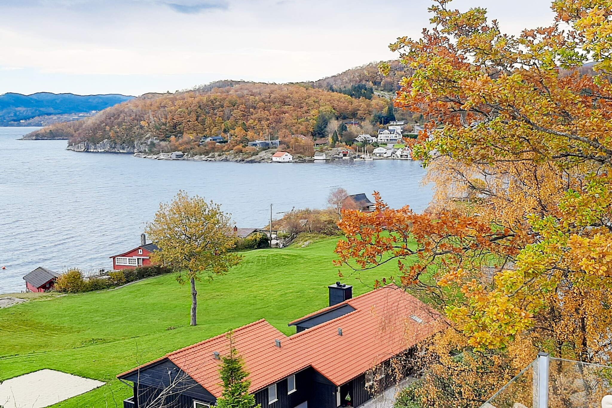 Nice holiday home in lovely Ryfylke, only 50 meters from the sea and with a great view. The holiday home has 2 floors with room for 8 people (4 bedrooms). There are 2 bedrooms on each floor, combined with a bathroom. Well-equipped holiday home with i.a. dishwasher and washing machine. Open kitchen/living room solution. Highchair and cot available. All rooms have underfloor heating. Room for several cars by the holiday home. Terraces both from the ground floor and the first floor; here, you can enjoy the evening sun during summer. Grocery shopping either at Tau (8 km) or Jørpeland (18 km). There are several great hiking opportunities nearby. The famous “Prekestolen” is approx. 45 km from the holiday home. Approx. 160 km to Kjerag. Good fishing opportunities both in the lake Vostervannet and in the sea just below the cabin. Good swimming opportunities for the whole family on a small sandy beach. It is possible to gut fish on the quay down by the sea. For winter tourists, we recommend illuminated skiing trails in Årdal/Lyngshei (approx. 30 km) as well as alpine skiing in Røldal (approx. 300 km).