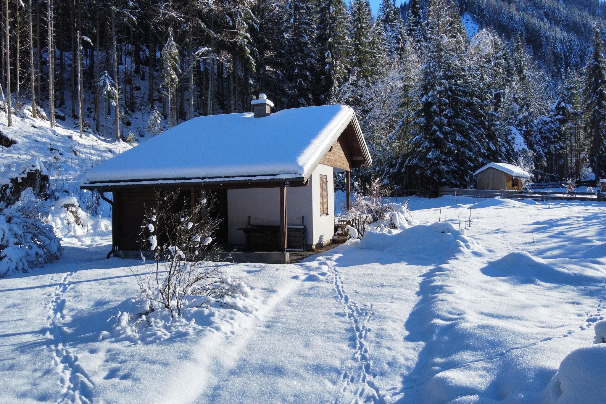 This special holiday home for a maximum of 4 people is in Ferlach in Bodental in Carinthia, at the foot of the Karawanks in the Wörthersee holiday region.
Ferlach is a good starting point for hikes in the Karawanks and bike tours on the Drauweg. A special natural jewel is the wild and romantic Tscheppaschlucht with the forest rope park. The idyllic bathing pond in Reßnig invites you to swim and fish. In winter, the winter landscape of the Bodental inspires various opportunities for skiing, ski tours and cross-country skiing on the high-altitude trails. In summer, the famous Wörthersee, the largest lake in Carinthia, the Keutschacher See and the St. Johann bathing lake in Feistritz im Rosental offer plenty of bathing fun and can all be reached in a maximum of 45 minutes by car. Directly in Ferlach and the surrounding area there are sufficient shops for daily needs as well as a good selection of restaurants.
The vacation home offers a cozy living room/bedroom with sofa bed, a nice bright bedroom, a bathroom, a nice kitchenette and a garden with garden furniture. You can park directly at the house. TV is available via internet.
