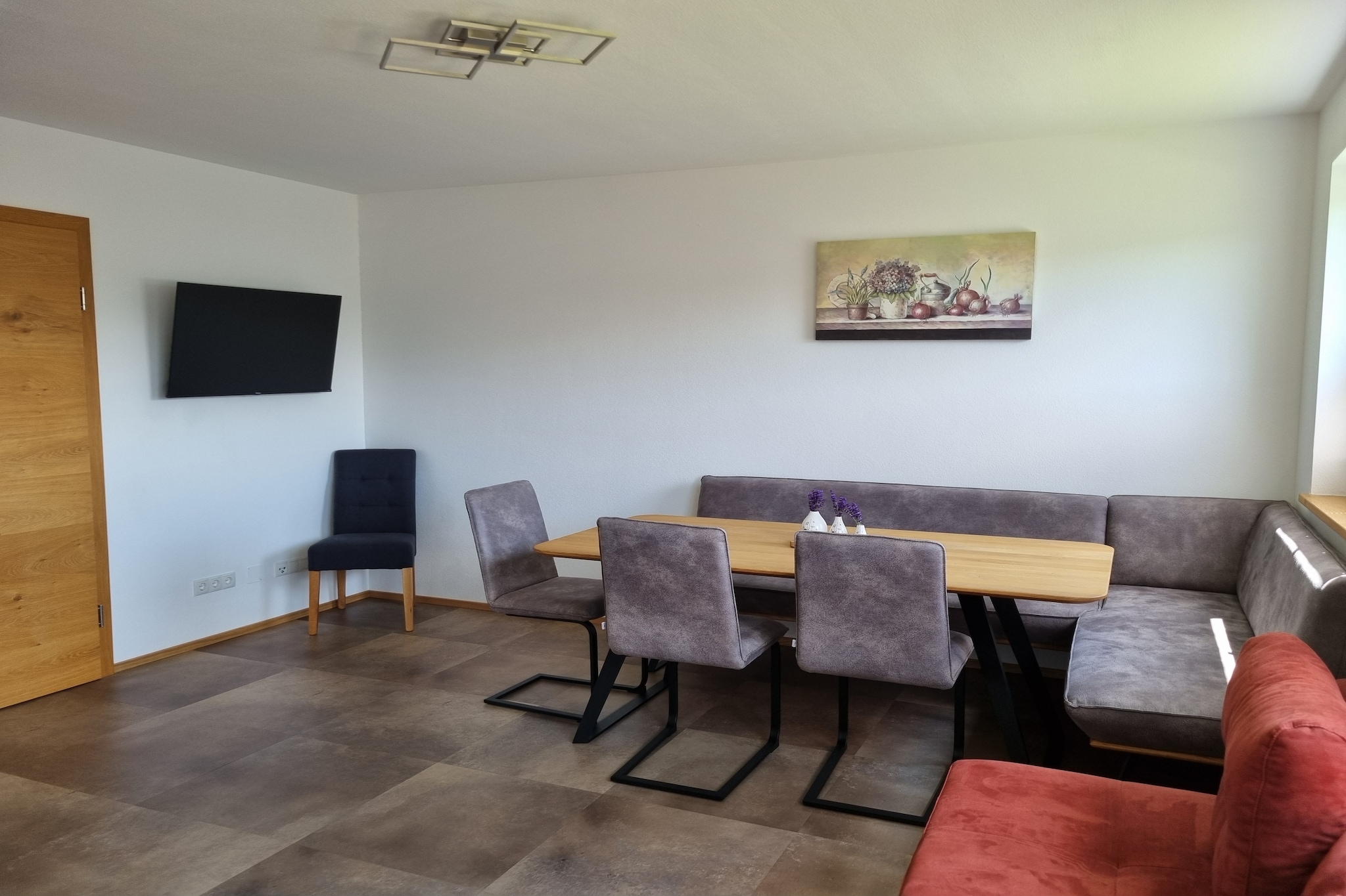 Ground floor: (Entrance(reachable from the outside), open kitchen(electric kettle, toaster, cooker(4 ring stoves, ceramic, electric), coffee machine(filter), oven, dishwasher, fridge), Living/diningroom(TV(flatscreen, satellite), dining table, seating area), bedroom(single sofa bed, double bed(180 x 200 cm)), bedroom(double bed(180 x 200 cm)), bathroom(shower, washbasin, toilet), toilet(washbasin, toilet))\n\nski boot heaters, heating(floor heating), garden(shared with the owner ), garden furniture, BBQ(charcoal), parking, trampoline, Swing set