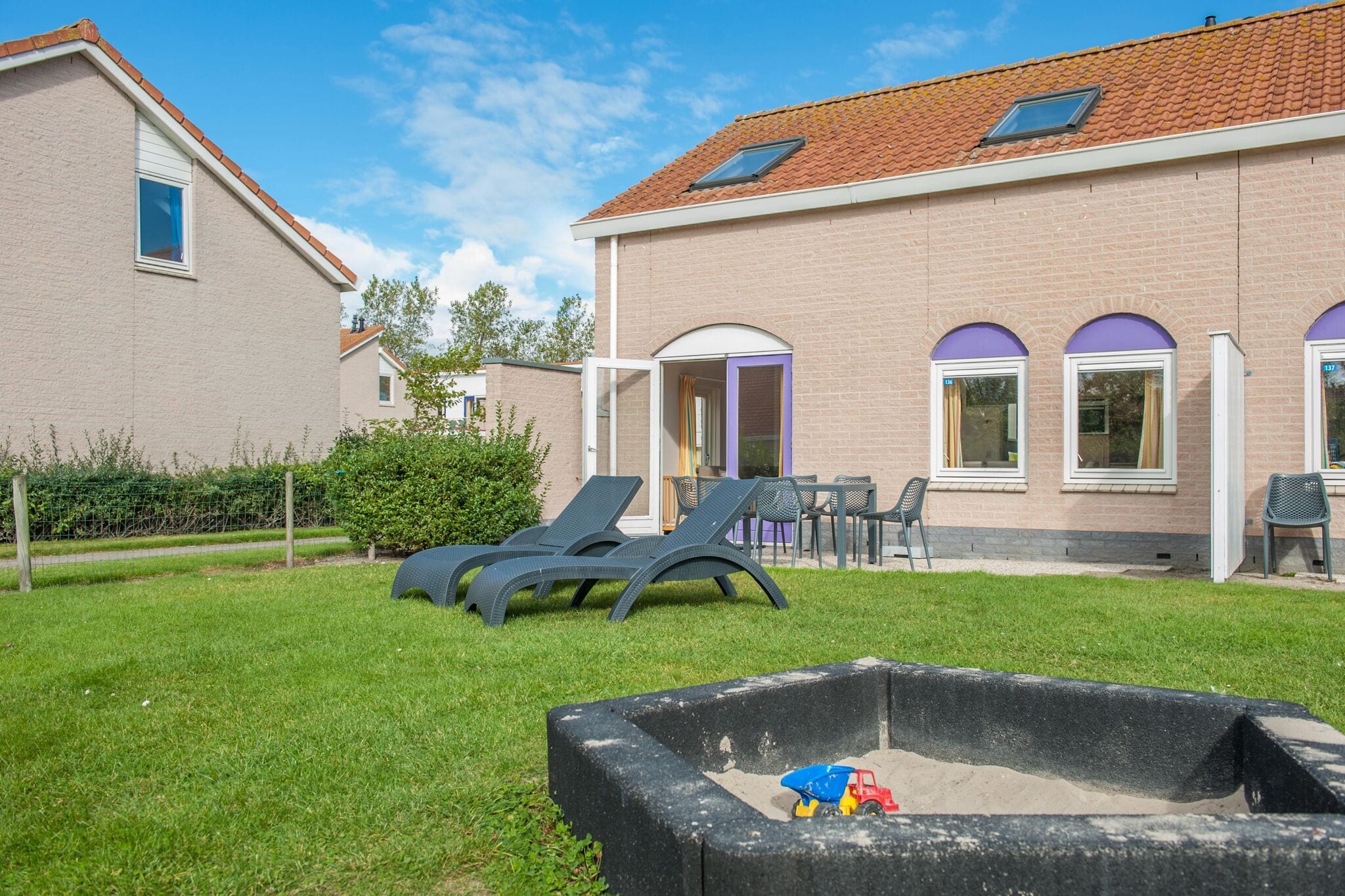 Child-friendly bungalow, 500 m from the beach