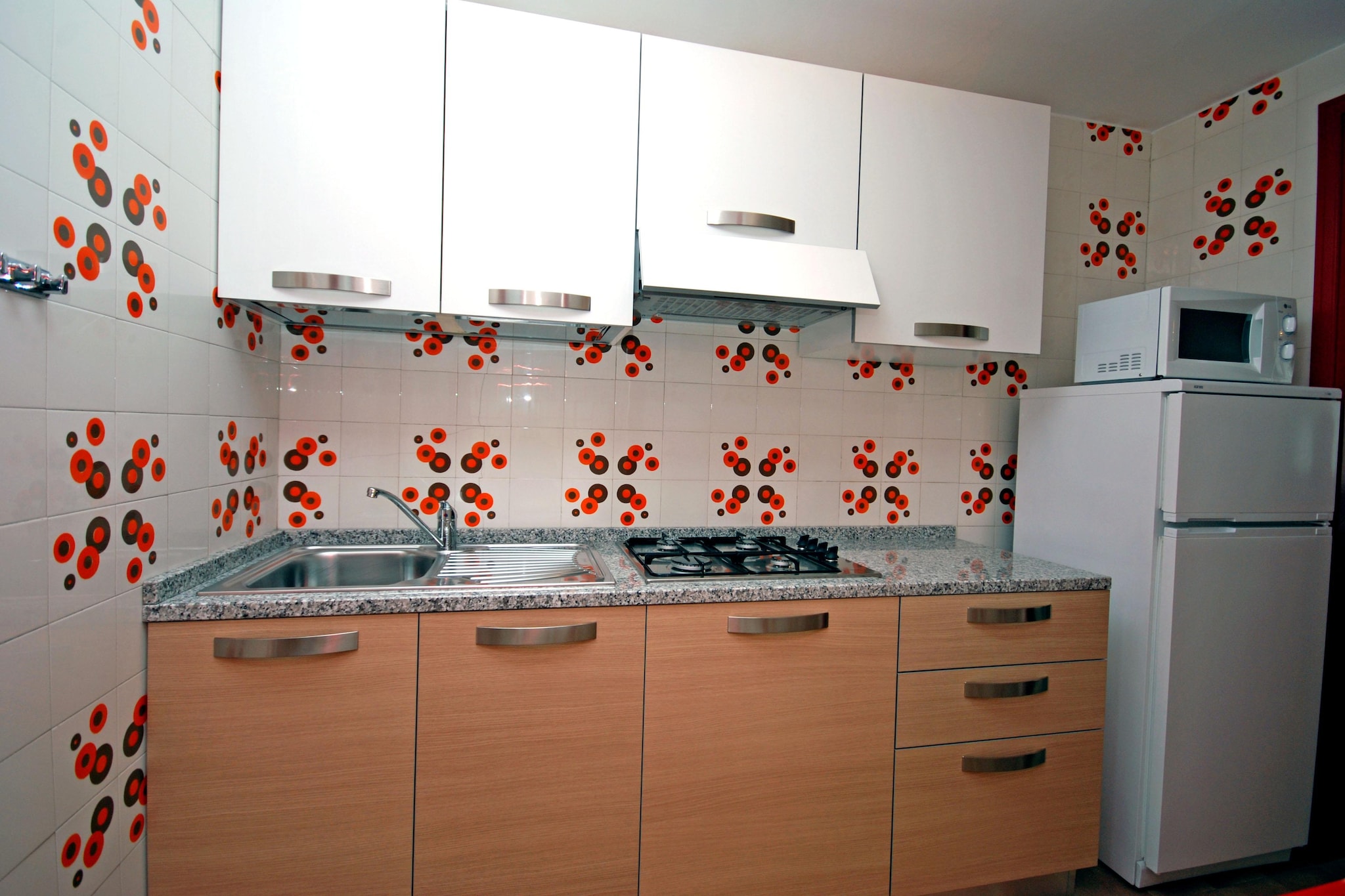 The 20 terraced houses in the countryside are located in Lignano between the districts of Pineta and Sabbiadoro and offer space for the whole family.
Each house is spread over 3 floors (with a spiral staircase) and has a safe and several outdoor seating areas with its own outdoor fireplace.
Centrally located is a beautiful pool (open from around mid-May to mid-September) with sun loungers.
A private parking space and a communal washing machine complete the offer.
Note: 
"Light Wi-Fi" connection (for 2 devices, no streaming, no download) in the garden and swimming pool area
Extras included : 
Invitation to wine tasting with typical snacks (in Bibione, only in high season)
Beach services (1 deckchair, 1 lounger, 1 parasol), approx. from May to mid-September
10% discount in various restaurants and shops
20% green fee discount (from Monday to Friday) at the 18-hole Lignano Golf Club
Activities nearby : 
At "Bike and Go" in Lignano you can rent bicycles (for a fee and deposit) (subject to availability) to explore the surrounding area. 
Mobility : Not suitable for people with reduced mobility