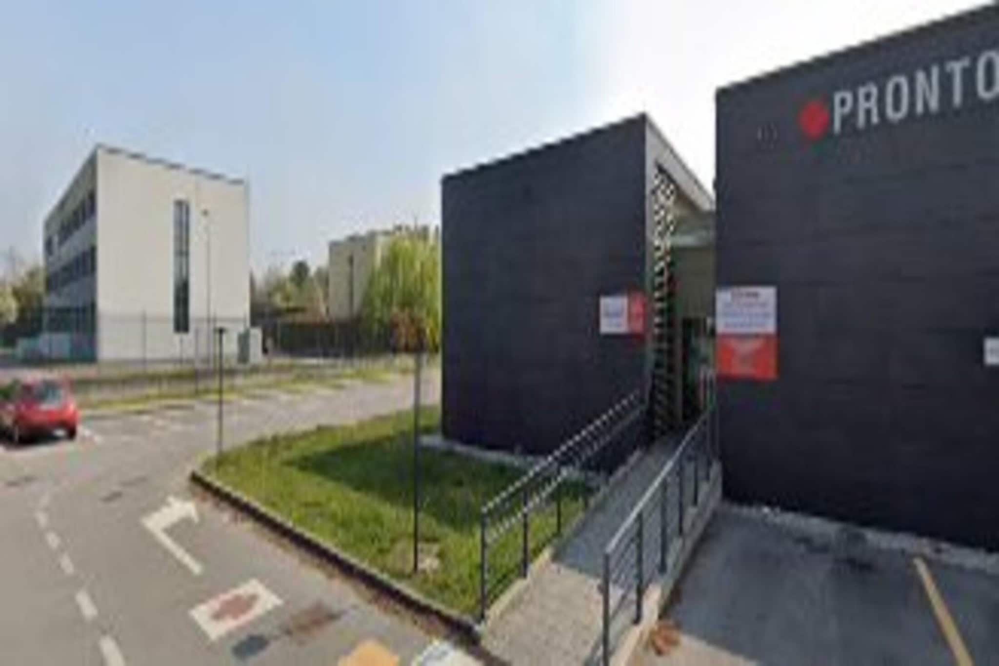 Ground floor: (Living room(double sofa bed, TV(satellite)), Kitchenette(hob, coffee machine, microwave, fridge-freezer), bathroom(reachable from the outside)(shower, toilet))\n\nOn the 1st floor: (bedroom(double bed, balcony), bedroom(double bed, balcony), bedroom(single bed), bathroom(bathtub or shower, toilet))\n\nAttic: (bedroom(single bed, single bed, air conditioning))\n\nBarbecue center, terrace, garden furniture, parking, swimming pool(shared with other guests, outside, opened from 1/2 May upto and including 1/2 Sep), outdoor fireplace