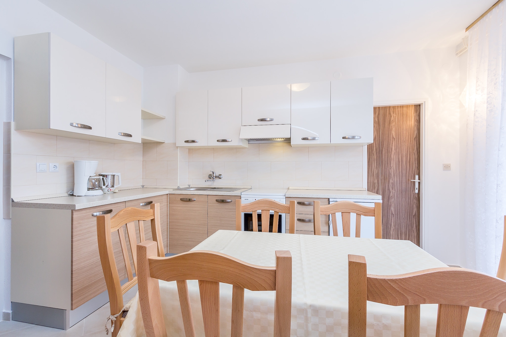 Ground floor: (Living room(TV(flatscreen, satellite), seating area), Kitchen(dining table, electric kettle, cooker, coffee machine, oven, fridge-freezer), bedroom(double bed(200 x 160 cm)), bedroom(double bed(200 x 160 cm)), bathroom(shower, washbasin, toilet), terrace(private))\n\nwashing machine(shared with the owner ), air conditioning, terrace(private), garden(private), garden furniture, BBQ, parking, parasol