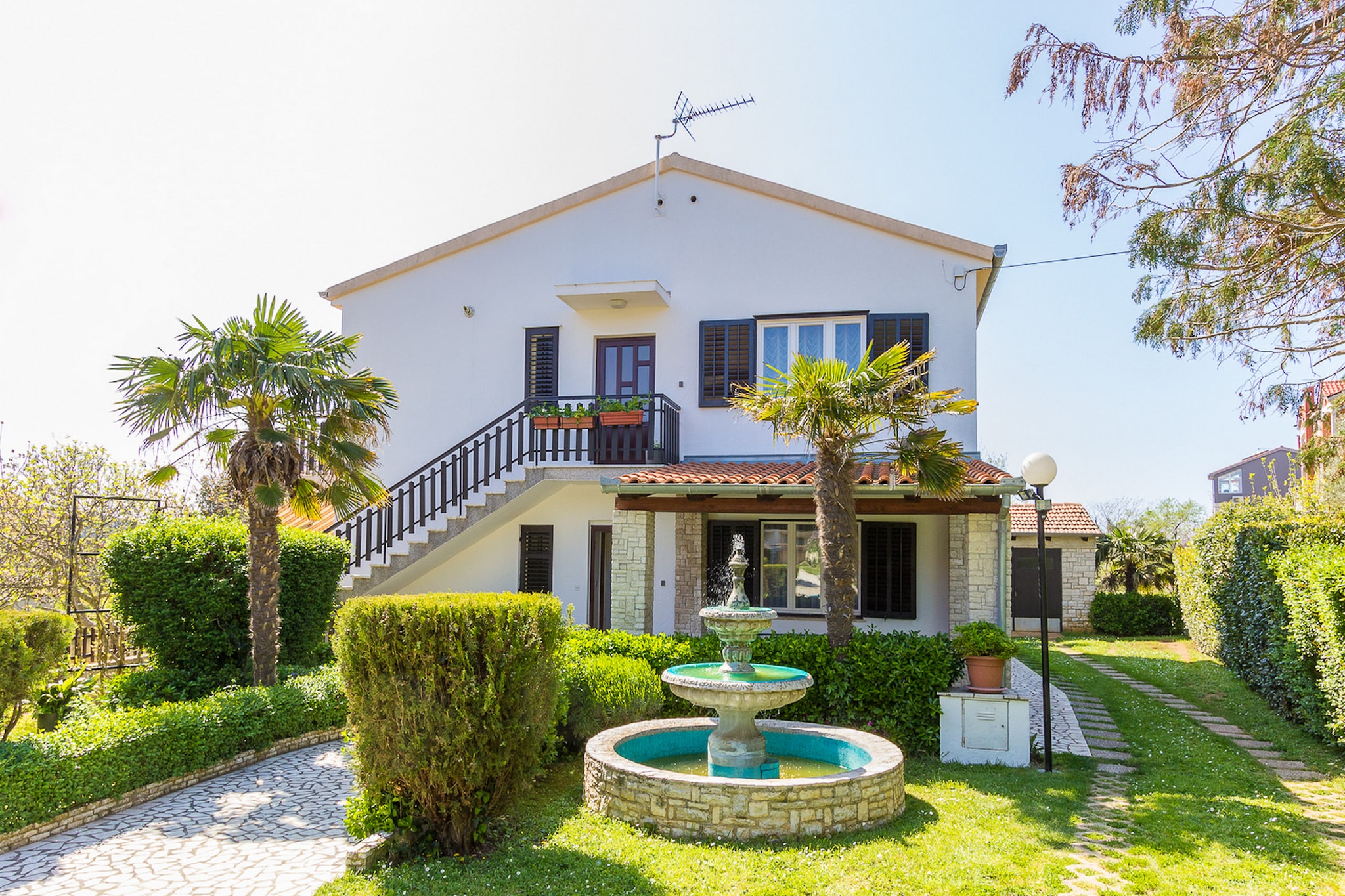 Comfortable apartment with terrace and garden