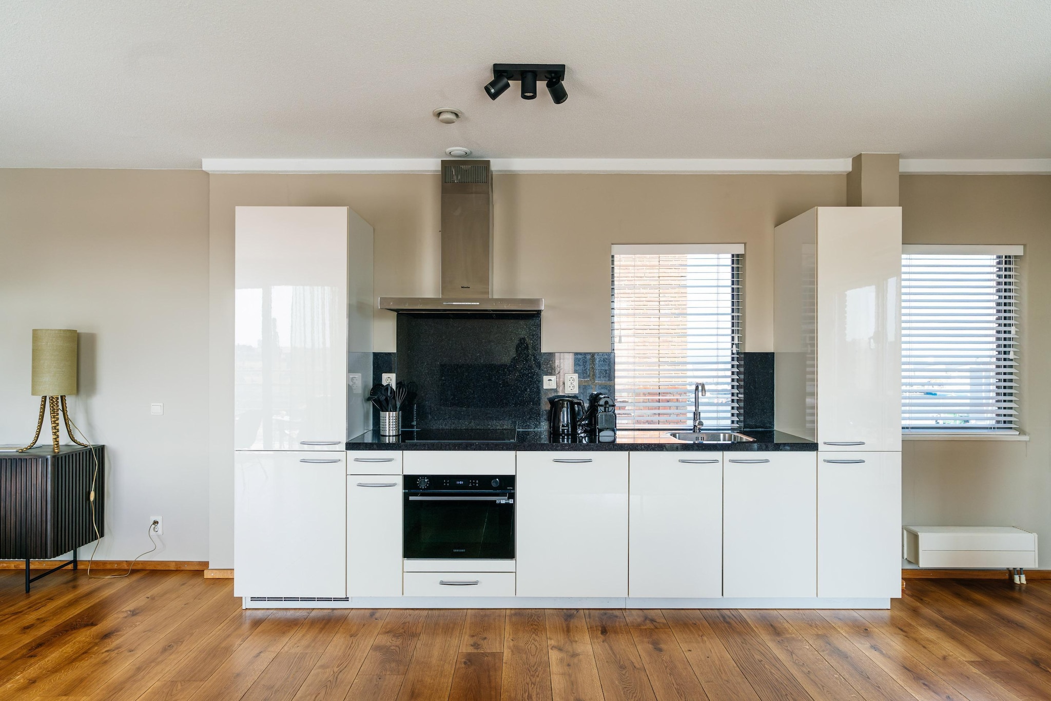 Harbor Breeze: Modern Stay