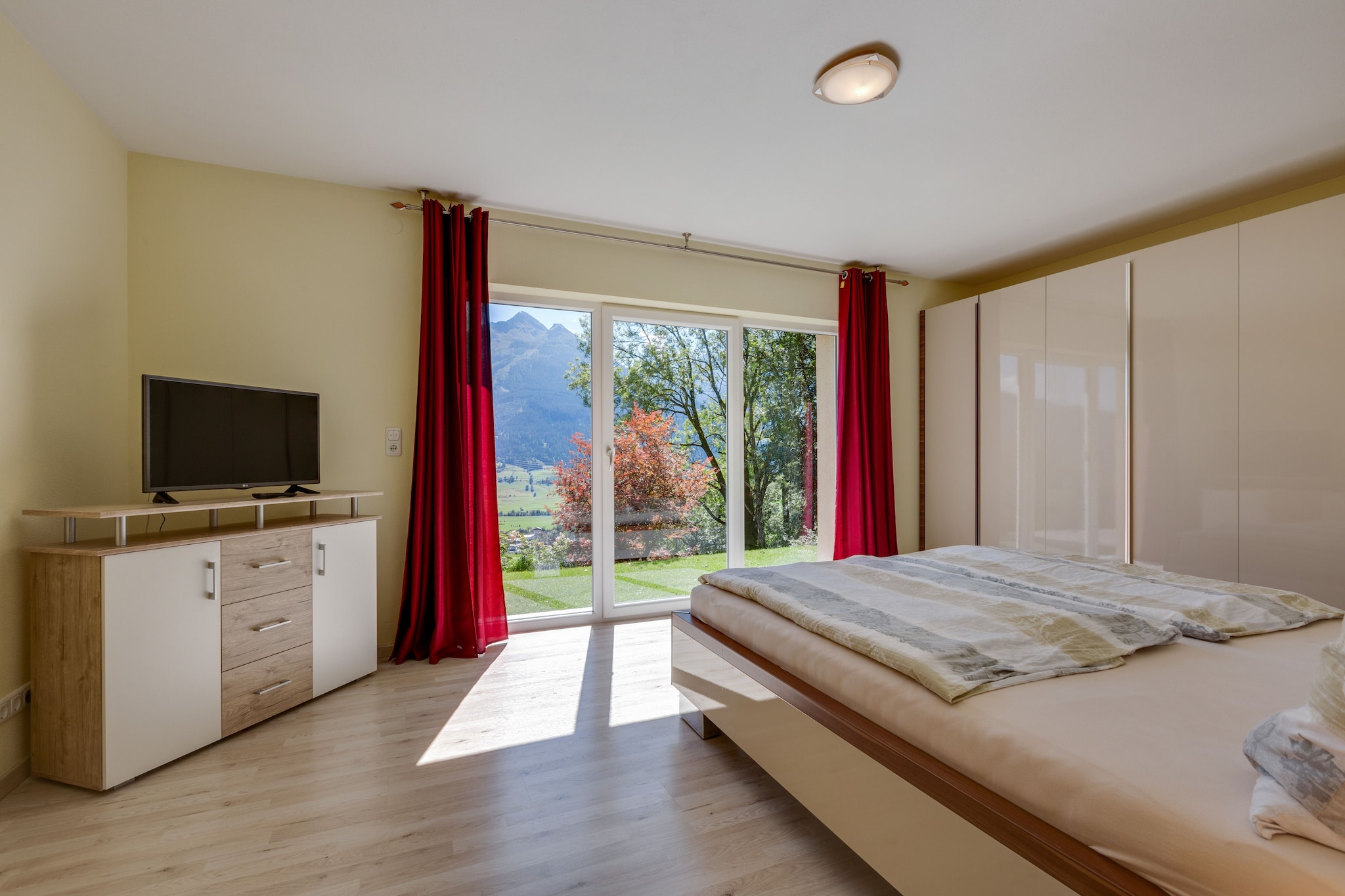 Ground floor: (hall, Living room(double sofa bed, TV(cable, flatscreen), stereo unit), open kitchen(dining table, electric kettle, toaster, cooker(ceramic), coffee machine(filter), oven, dishwasher, fridge-freezer), bedroom(double bed(200 x 190 cm), TV(flatscreen)), bathroom(shower, washbasin, toilet, hairdryer), toilet(toilet), pantry(tumble dryer, washing machine(paid)))\n\ntumble dryer(shared with the owner , paid), washing machine(shared with the owner , paid), heating(central, floor heating), terrace(private, 15 m2), garden(shared with the owner , partially fenced), garden furniture, BBQ(charcoal), parking, trampoline, table tennis table, children\'s bed, ironing board, iron, party games, Sunscreen