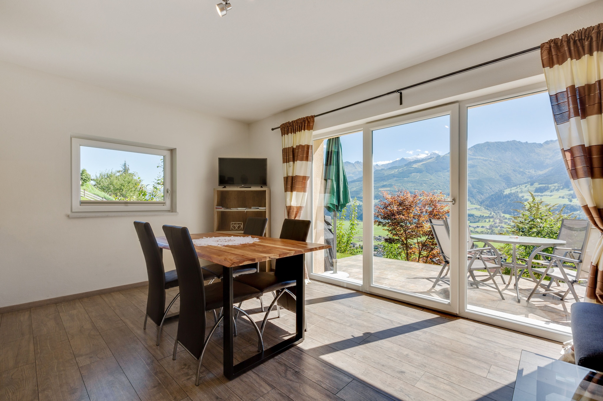 This cosy holiday flat promises you a wonderful holiday. The spacious and modern kitchen invites you to cook and enjoy, while the cosily furnished living room is the perfect retreat for relaxing hours. The separate bedroom comfortably sleeps two people, and two more can sleep on the cosy sofa bed in the living room. The highlight is the beautiful terrace with a majestic view of the mountains. The location is ideal for nature lovers, hikers and skiers. Beginners can practise their first turns on the beginners' piste in the immediate vicinity. Advanced skiers can use the nearby ski areas of Kaprun and Zell am See.