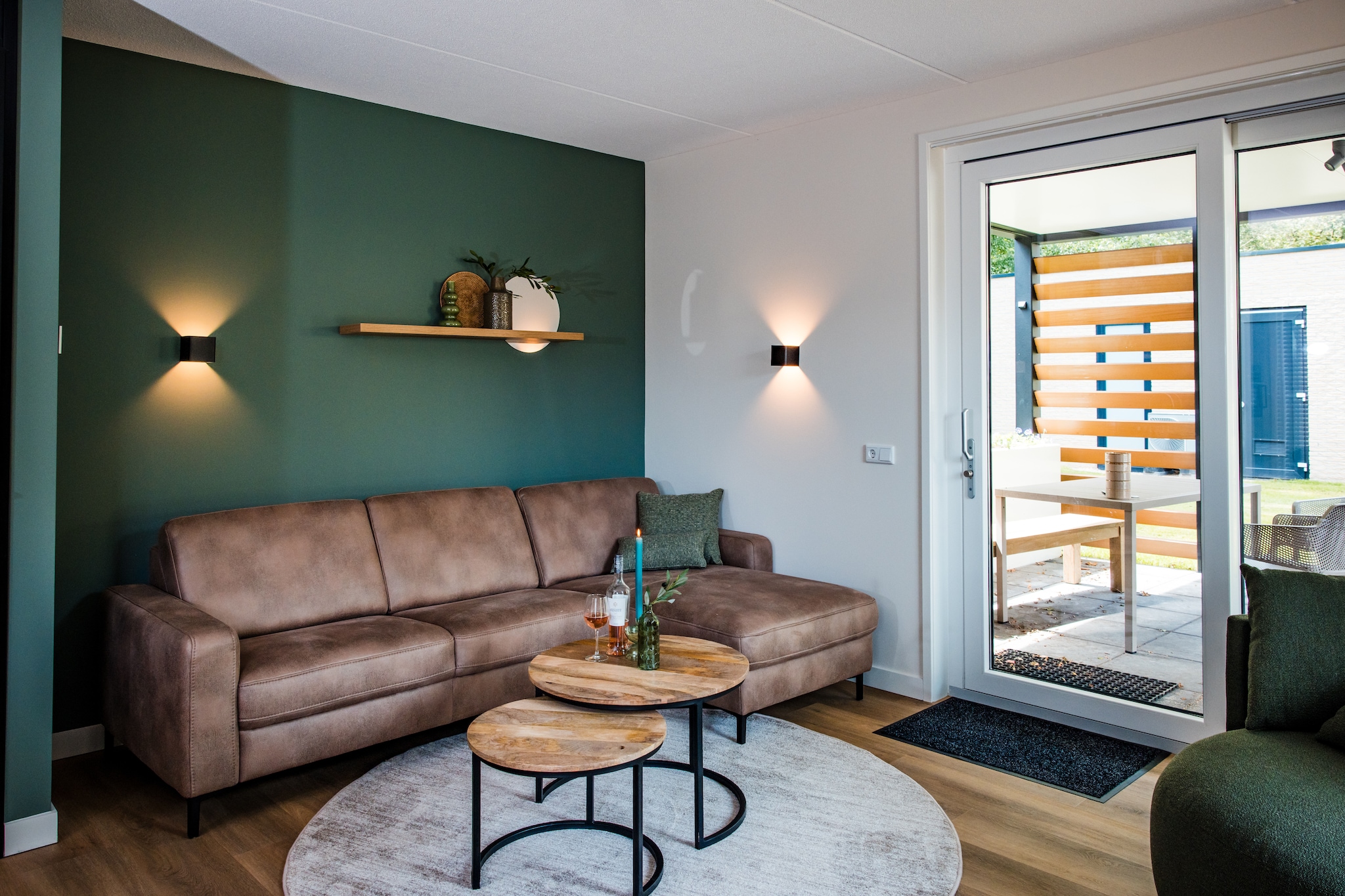 Discover a stylish retreat in the heart of the Veluwe, nestled within the tranquil holiday park Het Beloofde Land in Voorthuizen. This modern holiday home, crafted from sustainable materials, exudes elegance and serenity. Its open layout, large windows, and spacious veranda create a harmonious blend of indoor and outdoor living, perfect for year-round relaxation. Whether you’re enjoying meals around the sleek cooking island or unwinding on the veranda, this home invites you to embrace the peaceful rhythm of nature. Families will delight in the shared swimming pool, play equipment, and the park’s calm ambiance.
Step outside and explore the Veluwe’s breathtaking landscapes. Veluwe National Park, a nearby gem, offers endless hiking and cycling trails through lush forests, vibrant heathlands, and mesmerizing sand drifts. Just 1 km away, Voorthuizen’s charming shops and local attractions, like Schovenhorst Estate and Apenheul Primate Park, promise memorable day trips.
Savor local flavors at Voorthuizen’s cozy eateries, including 'De Bunckman' for refined Dutch cuisine and 'Gasterij Zondag' for a relaxed lunch surrounded by greenery. For rustic charm, visit Boshuis Drie near Ermelo. While Sunday dining options may reflect the park’s Christian character, nearby towns like Barneveld and Garderen offer delightful alternatives.
A security deposit ensures a smooth stay, covering services like cleaning, damages, or additional charges. Refunds are processed swiftly after checkout, ensuring peace of mind during your stay.'