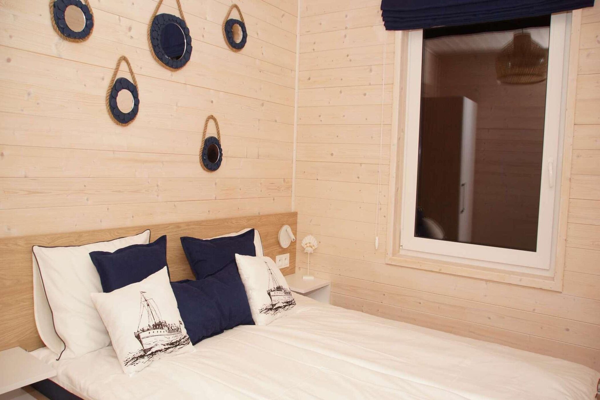 Ground floor: (open kitchen(hob(2 ring stoves, induction), electric kettle, toaster, hood, microwave, dishwasher, fridge-freezer), Living/diningroom(double sofa bed, TV(flatscreen, smart TV), dining table), bedroom(double bed(160 x 200 cm)), bedroom(single bed(90 x 200 cm), single bed(90 x 200 cm)), bathroom(shower, washbasin, toilet, hairdryer))\n\nBarbecue center, Reception, Internet access, Parking, Play area, Lawn, coffee machine, heating(electric, through air conditioning), air conditioning, terrace, garden(shared with other guests, fenced, 3000 m2), garden furniture, slide(shared with other guests), high chair, Garden shed, Swing set, baby crib(free)