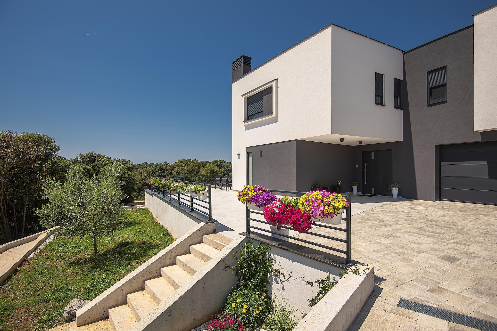 Ground floor: (Living room(double sofa bed, TV(flatscreen, satellite)), Kitchen(dining table, cooker, coffee machine, oven, dishwasher, fridge-freezer), bedroom(double bed(180 x 200 cm), air conditioning), bedroom(single bed(90 x 180 cm), single bed(90 x 180 cm), air conditioning), bathroom(shower, washbasin, toilet), bathroom(shower, washbasin, toilet), terrace(private, 50 m2))\n\ngarage, washing machine, air conditioning, garden(shared with other guests), bicycle storage, parking, ironing board, iron, hairdryer