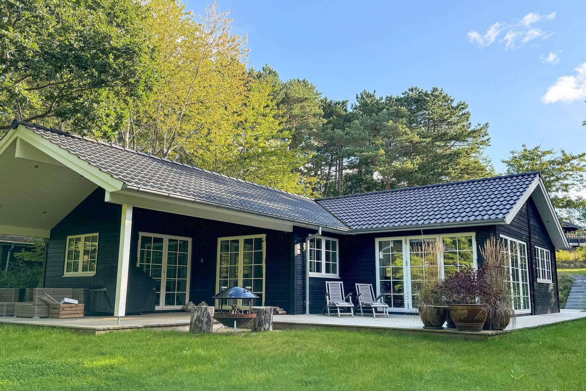 Internet Access DSL, Kitchen(stove(induction), coffee machine, microwave, dishwasher, fridge-freezer), Living/bed room(TV), bedroom(double bed), bedroom(double bed), bedroom(2x single bed), bathroom(washbasin, shower, toilet), bathroom(washbasin, shower, toilet), pantry(washing machine), balcony or terrace, heating(electric), terrace, garden furniture, deckchairs, air to air heatpump, outdoor fireplace, chromecast