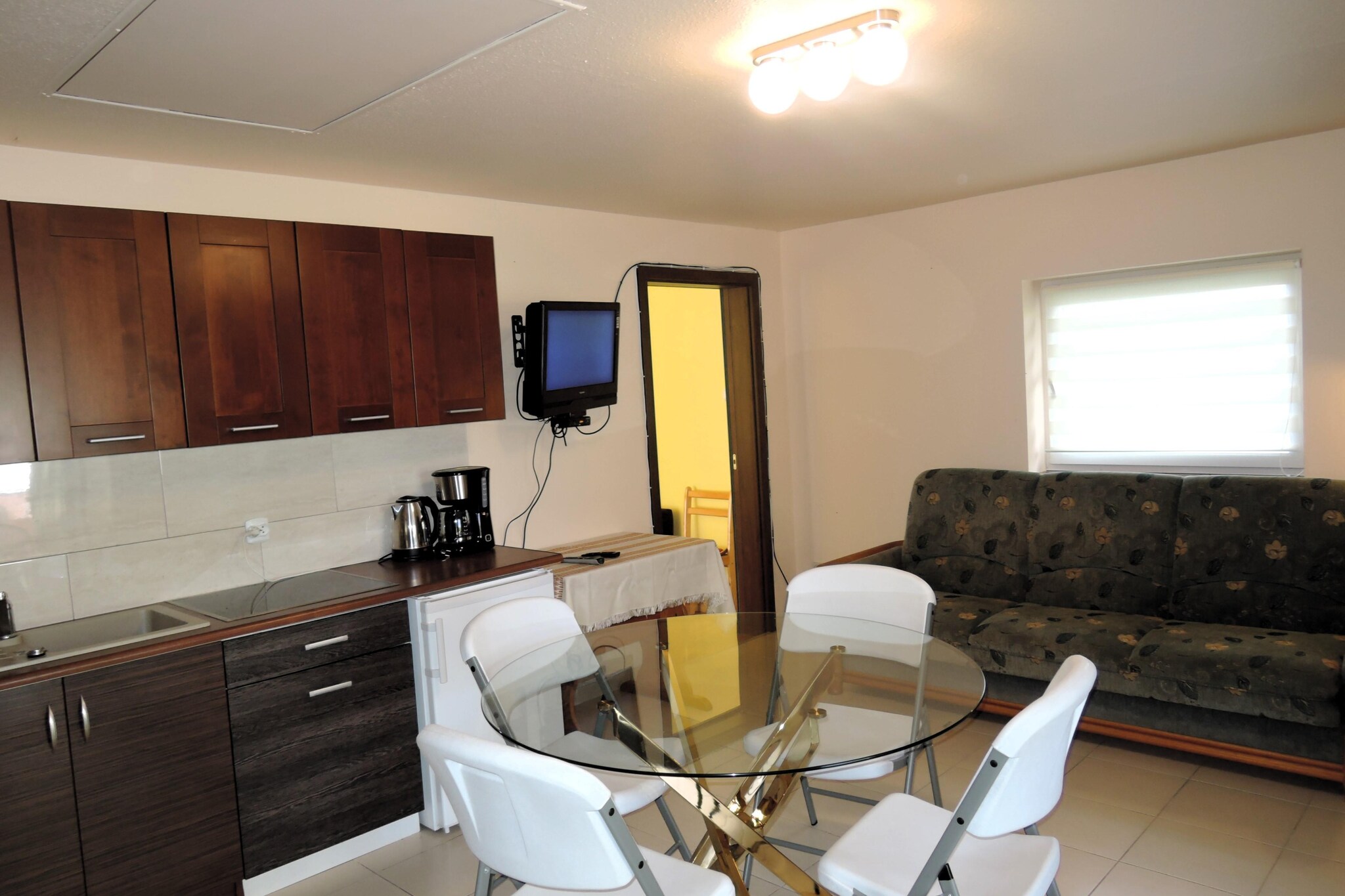 Ground floor: (open kitchen(electric kettle, boiling water tap, cooker(4 ring stoves, electric), espresso machine, fridge-freezer), Living/bed room(double sofa bed, TV(german television channels), dining table), bedroom(double bed, double sofa bed), bathroom(shower), toilet)\n\nterrace, garden(shared with other guests, fenced, landscaped garden, 1000 m2), garden furniture, BBQ, parking