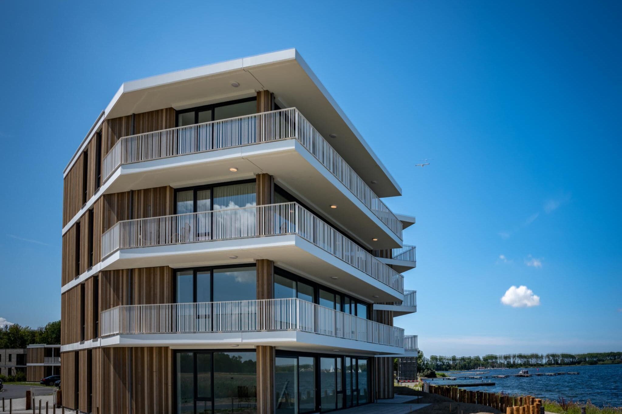 Ruim modern appartement met uitzicht op water