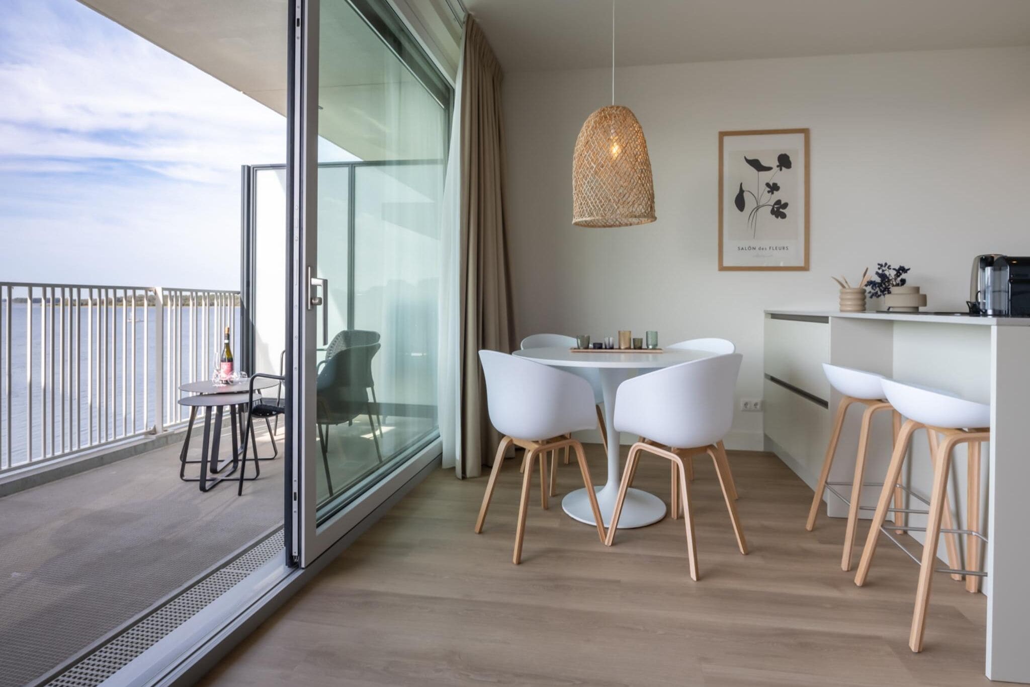Ruim modern appartement met uitzicht op water