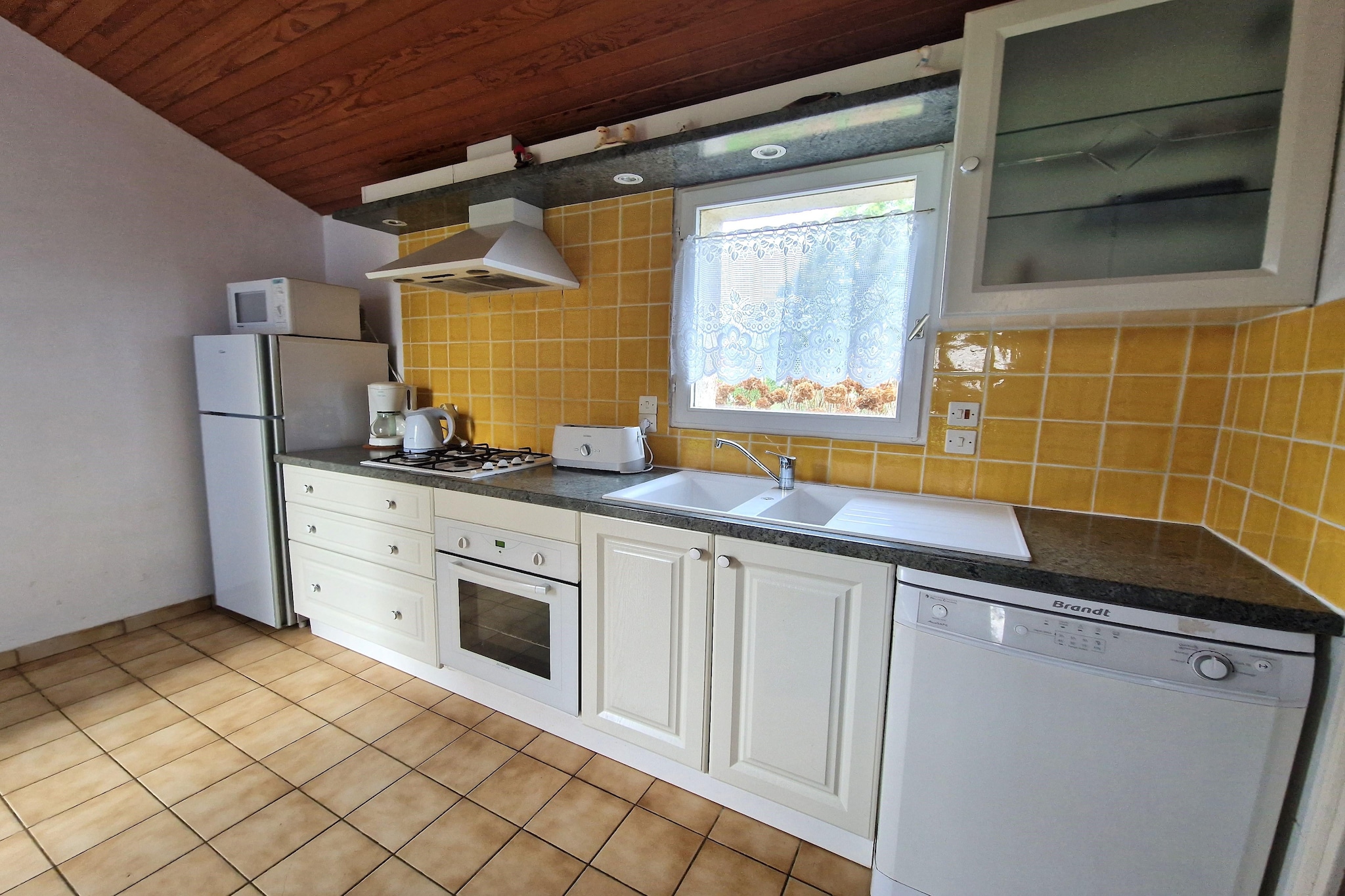 Ground floor: (Kitchen(electric kettle, toaster, cooker(4 ring stoves, gas), coffee machine(filter), oven, microwave, dishwasher, fridge-freezer), Living/diningroom(TV(no dutch television channels, no german television channels), decorative fireplace), bedroom(double bed(140 x 190 cm)), bathroom(bath tub), toilet)\n\nOn the 1st floor: (bedroom(double bed(140 x 190 cm)), Gallery bedroom(single bed(90 x 190 cm)))\n\nwashing machine, terrace(private), garden(private, fenced, 2000 m2), garden furniture, parking