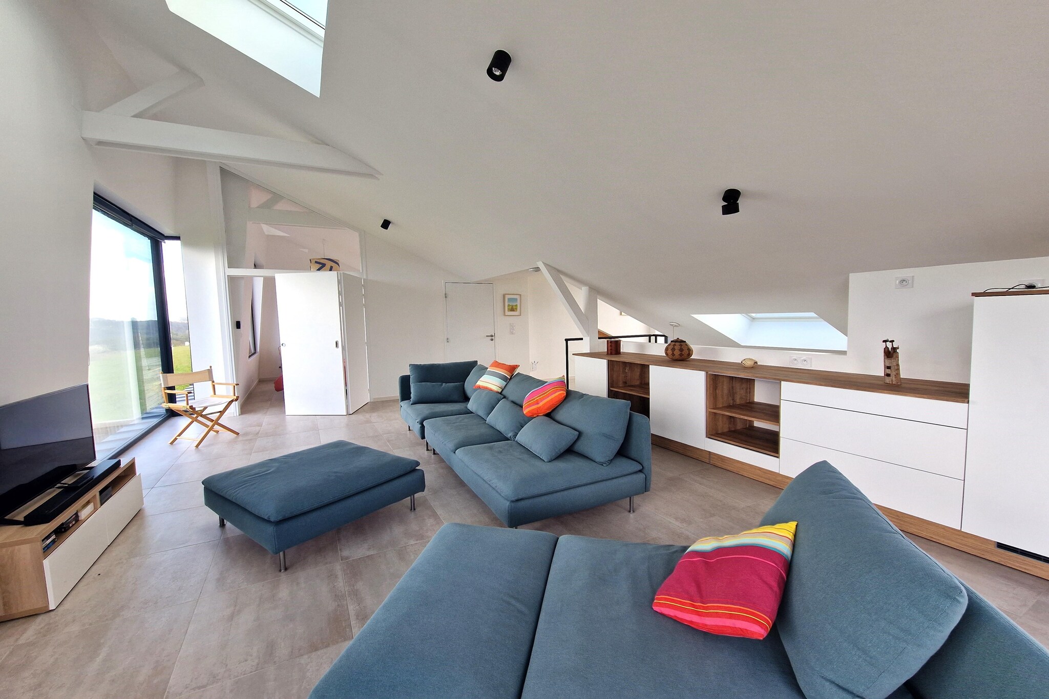 Ground floor: (open kitchen(electric kettle, toaster, cooker, coffee machine, oven, dishwasher, fridge, freezer), Living/diningroom, bathroom(shower), toilet)\n\nOn the 1st floor: (Sitting room, bedroom(double bed(160 x 200 cm)), bathroom(shower), toilet)\n\nGuest house ground floor: (Kitchenette(electric kettle, toaster, cooker, coffee machine, combination microwave, fridge), Living/diningroom(single sofa bed(160 x 200 cm)), bedroom(double bed(180 x 200 cm)), bathroom(shower, toilet))\n\nGuest house on the 1st floor: (Kitchenette(electric kettle, toaster, cooker, coffee machine, combination microwave, fridge), Living/diningroom(single sofa bed(160 x 200 cm)), bedroom(double bed(180 x 200 cm)), bathroom(shower, toilet))\n\nwashing machine, terrace, garden, garden furniture, parking