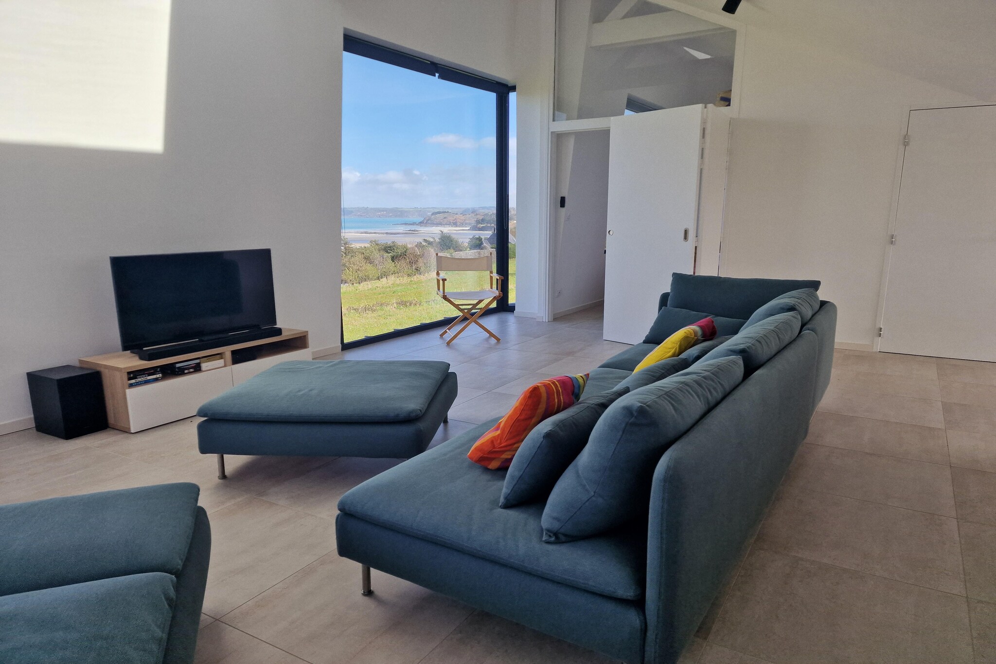 Just 500 metres from a beautiful sandy beach, this originally designed architect's villa offers you excellent premium comfort on 150 square metres of living space. The special layout with a large, central living area for all guests, a parents' suite with bathroom and two small but fully equipped flats for 2 people each, is perfect for a group of 6 people who want plenty of space and privacy. Both flats are accessible from the outside as well as from the inner terrace areas. Further highlights are the four different orientated and partly covered outdoor areas, which you can use to sunbathe, browse or enjoy pleasant meals outside, depending on the wind and the position of the sun. The 4th shower room on the ground floor, which is accessible to all, is particularly practical after a swim on the nearby sandy beach. Several car parking spaces are also available on the 1200 square metre property.
The small, attractive seaside resort, which borders the Pink Granite Coast to the east, is surrounded by no fewer than seven sandy beaches. The small town centre and the various beaches are just a few minutes' walk away. The harbour promenade is lined with typical restaurants and cafés offering excellent French cuisine. You can also buy fresh lobster, seafood and fish from the fishermen at the harbour and prepare them in the well-equipped kitchen.