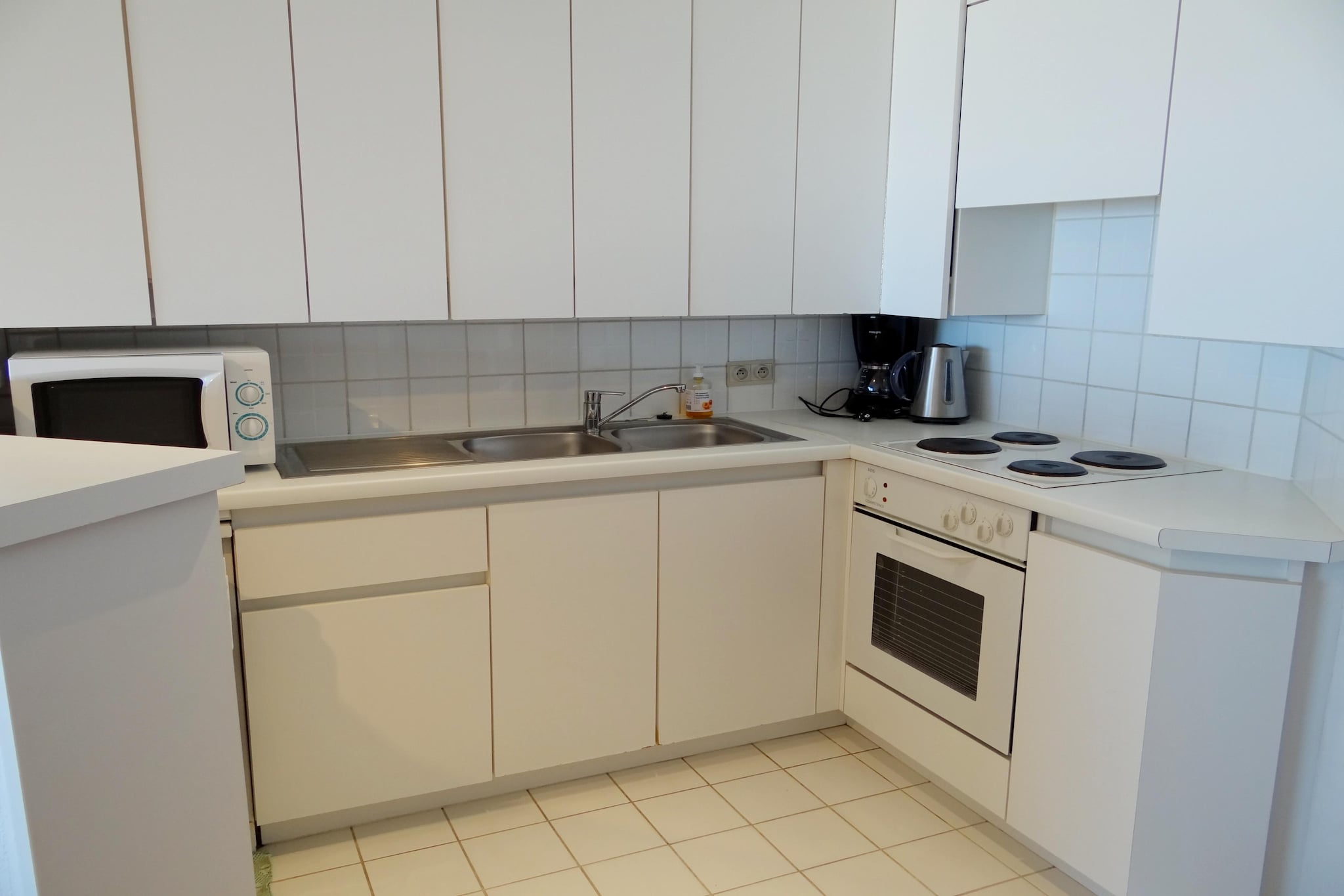 Nestled on Nieuwpoort scenic sea wall, this charming one-bedroom apartment offers breathtaking coastal views and modern amenities for a perfect seaside getaway. Just steps from sandy beaches, it combines convenience and relaxation with digital TV, Wi-Fi, and a fully equipped kitchen for effortless culinary adventures. The cozy bedroom ensures restful nights, while the lift provides easy access. A garage, only a 7-minute walk away, adds to the convenience. 

Nieuwpoort, a vibrant coastal town, invites you to explore its picturesque beaches, bustling marina, and historical landmarks. Stroll along the coastline, swim in the refreshing North Sea, or savor delicious meals at waterfront restaurants. Discover the surrounding countryside on foot or bike, following scenic trails through lush farmland and peaceful villages. 

Admire golden sands and azure sea vistas from your living space, creating unforgettable moments. Please note facade renovations will occur from September 2024. Book your serene retreat today!'
