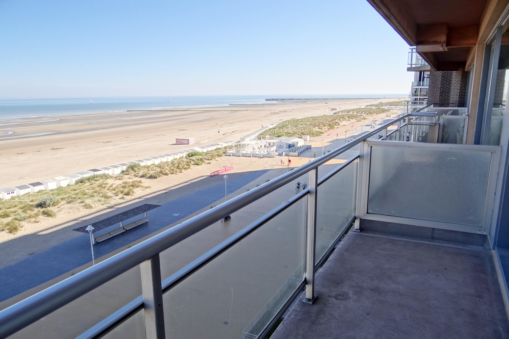 On the 6th floor: (open kitchen(cooker(electric), coffee machine(filter), oven, microwave, fridge(+ freezer)), Living/diningroom(double sofa bed(140 x 200 cm), TV(digital), dining table, seating area, balcony), bedroom(double bed(twin duvet , down, 140 x 200 cm)), bathroom(bathtub with shower, washbasin, toilet), storage)\n\ngarage, bicycle storage, lift