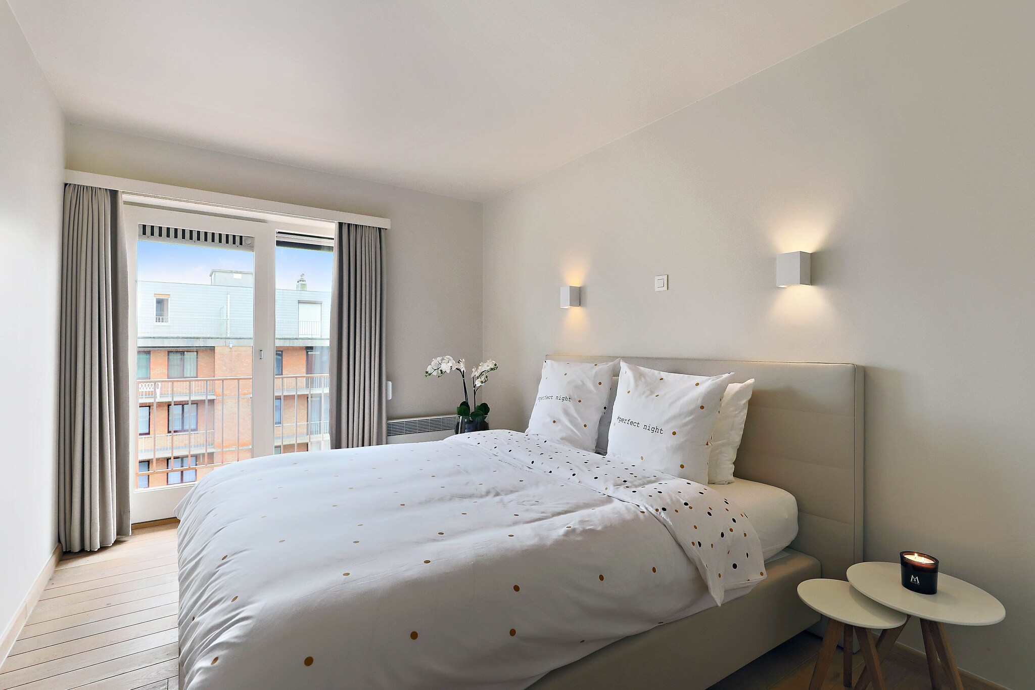 Located in the heart of Nieuwpoort’s vibrant coastal town, this spacious two-bedroom apartment offers modern comfort and urban sophistication. With inviting bedrooms, contemporary amenities, a sun-drenched terrace, and a fully equipped kitchen, it provides the perfect retreat for a relaxing seaside escape. A washing machine and fresh linens ensure convenience, while high-speed Wi-Fi and a state-of-the-art TV keep you connected and entertained.

Just steps from the sandy beach, guests can enjoy the North Sea, leisurely coastal walks, or the lively marina, where colorful sailboats and yachts create a picturesque backdrop. Explore the town centre with its shops, restaurants, cafes, and cultural attractions, or venture into the scenic countryside along well-marked walking and cycling trails through charming villages, lush farmland, and tranquil nature reserves. With a seamless blend of coastal charm and modern convenience, this stylish apartment is ideal for a memorable seaside getaway filled with comfort, exploration, and relaxation.

