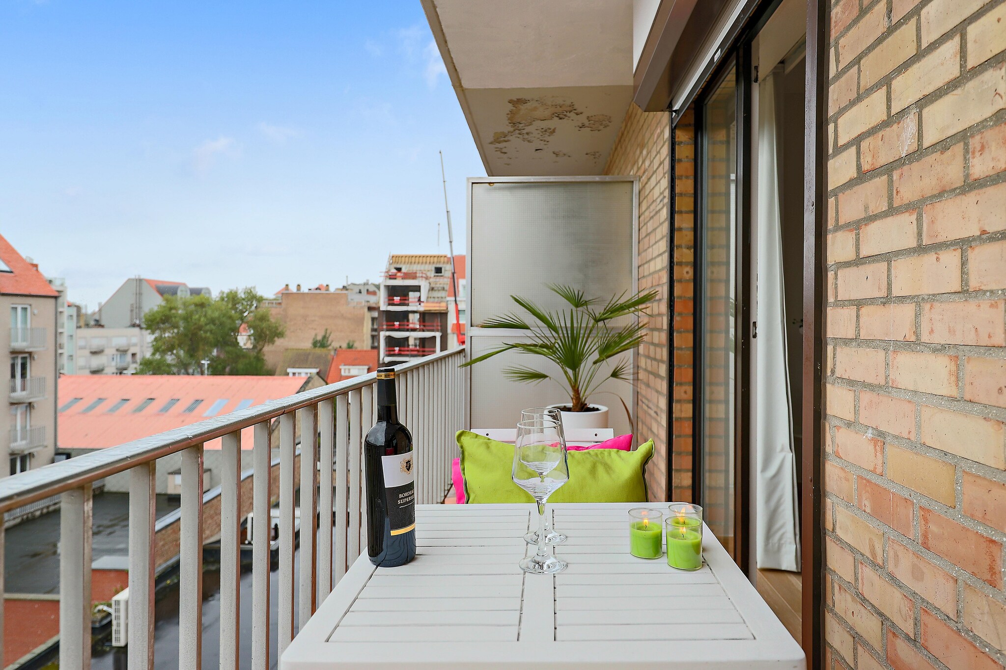 On the 4th floor: (Kitchen(hob(induction), coffee machine, combination microwave, dishwasher, fridge-freezer), Living/diningroom(TV, dining table, seating area), bedroom(bunk bed(duvet), bunk bed(duvet)), bedroom(double bed(twin duvet, 180 x 200 cm)), bathroom(shower, washbasin), bathroom(bath tub, washbasin, toilet), toilet(toilet), storage)\n\nwashing machine, terrace, bicycle storage, lift, high chair, ironing board, iron, baby crib(free)