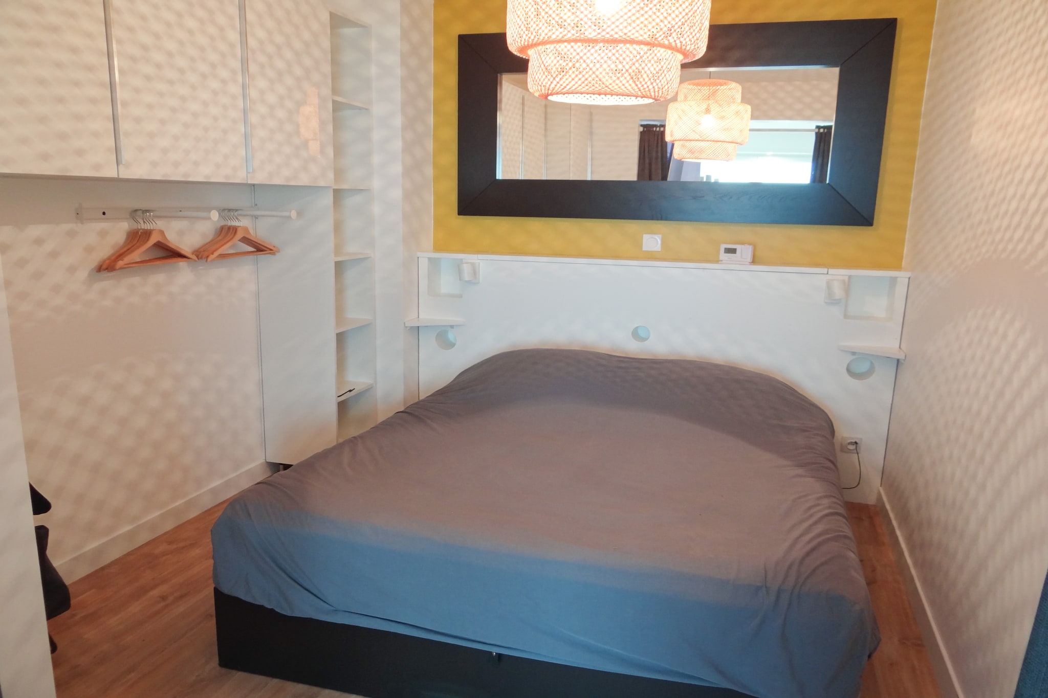 On the 3rd floor: (open kitchen(hob(electric), hood, coffee machine, combination microwave, dishwasher, fridge(+ freezer)), Living/diningroom(TV(digital), dining table, seating area, balcony or terrace), sleeping niche(double bed(twin duvet, 160 x 200 cm)), bathroom(shower, washbasin, toilet))\n\ngarden furniture, parking, lift