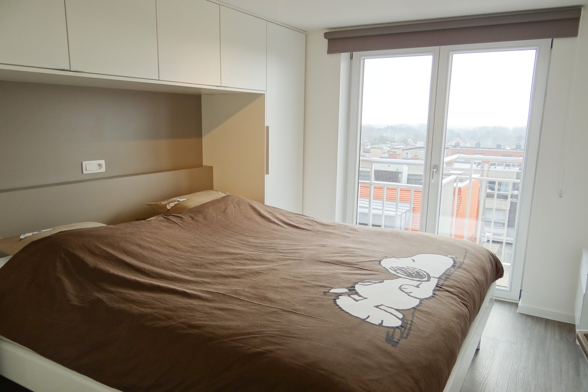 On the 8th floor: (Kitchen(hob(electric), coffee machine, combination microwave, dishwasher, fridge-freezer), Living/diningroom(TV, dining table, seating area, radio, balcony or terrace), bedroom(double bed(twin duvet, 180 x 200 cm)), bedroom(bunk bed(duvet)), bathroom(shower, washbasin), toilet(toilet))\n\ngarage(on the same premises), terrace, bicycle storage(shared with other guests), garden furniture, lift