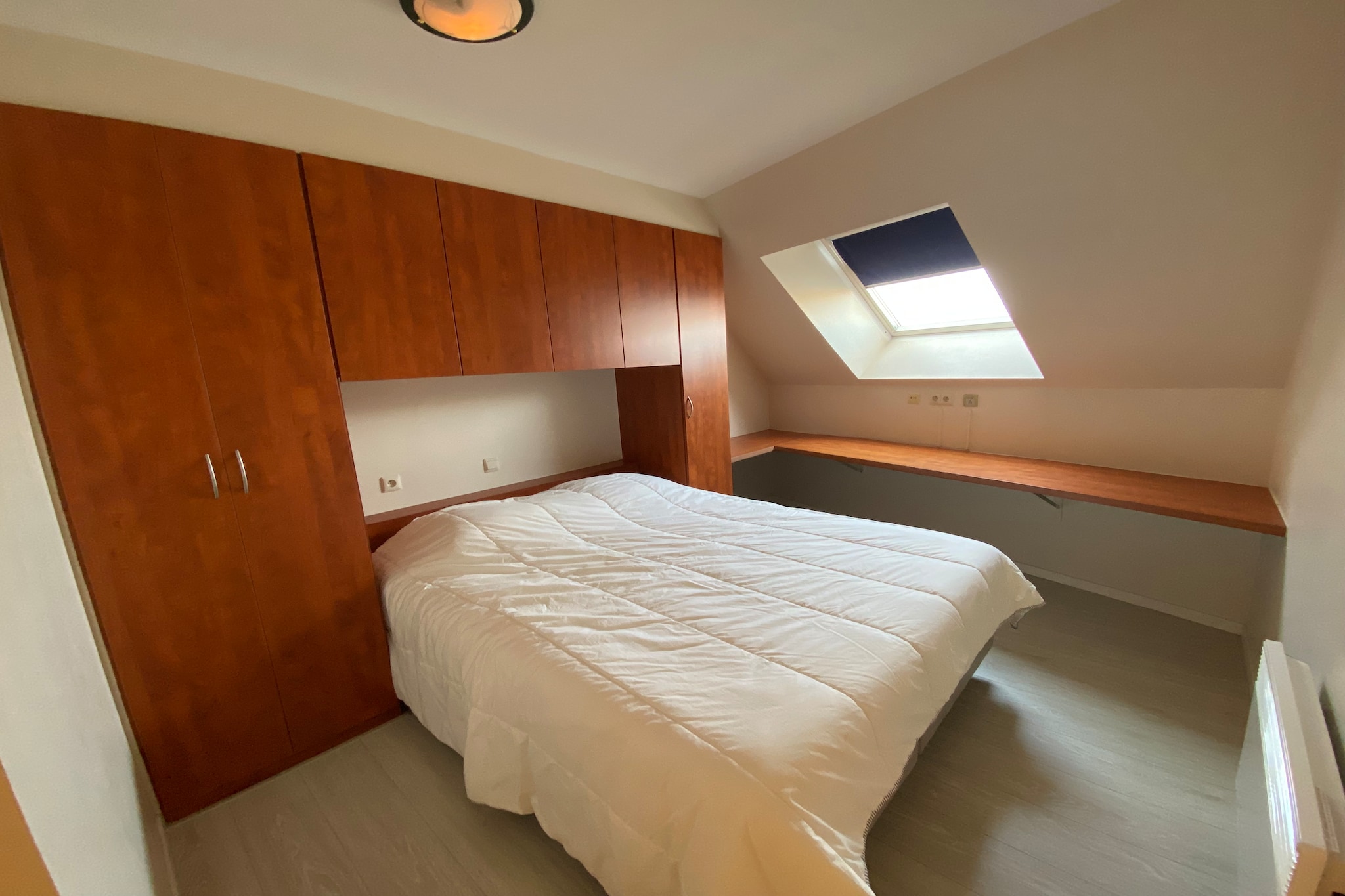 On the 6th floor: (Kitchen(hob(electric), combination microwave, dishwasher, fridge-freezer), Living/diningroom(TV, dining table, seating area, DVD player, radio, balcony or terrace), Bedroom with bathroom(single bed(duvet), single bed(duvet), shower, washbasin), Bedroom with bathroom(double bed(twin duvet, 160 x 200 cm), washbasin), toilet(toilet), storage)\n\nterrace, lift, high chair, baby crib(free)