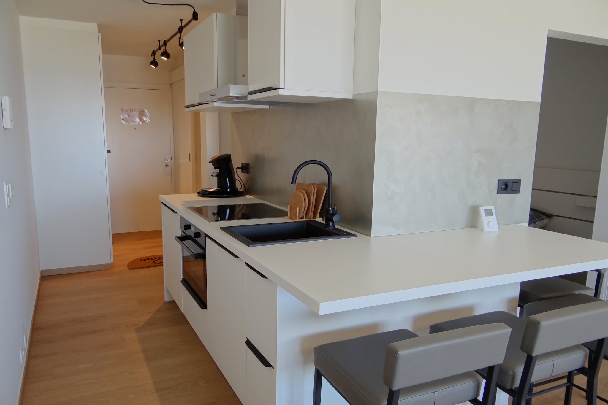 Discover a beautifully renovated seaside apartment in Nieuwpoort, where comfort meets modern elegance. Boasting a stunning frontal sea view, this retreat offers breathtaking coastal vistas just steps from sandy beaches. Relax in stylish interiors, enjoy endless entertainment with Netflix, and savor the convenience of a fully equipped kitchen designed for culinary adventures. The cozy bedrooms promise restful nights, while the Wi-Fi-enabled television ensures your favorite shows are always within reach. Admire azure seas and golden sands from your living space, creating unforgettable moments. Located in the charming coastal town of Nieuwpoort, youâ€™ll find picturesque beaches, historical landmarks, and a vibrant marina with colorful sailboats. Explore scenic countryside trails, lush farmland, and peaceful nature reserves nearby. Please note faÃ§ade works are ongoing from 17/09/2023 to 01/07/2024. Whether you seek relaxation or seaside adventures, this idyllic retreat is your gateway to coastal charm. Book now!
