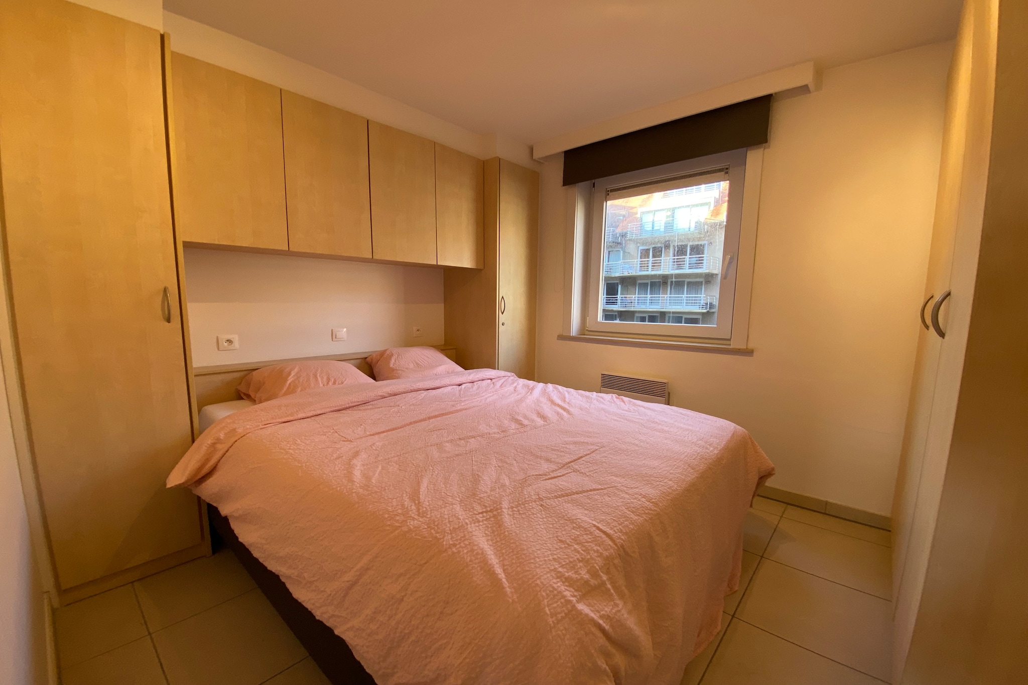 Discover the perfect coastal escape in this bright and inviting 2-bedroom apartment on Nieuwpoortâ€™s sunny side. Nestled in the heart of this vibrant seaside town, the apartment offers modern comfort and coastal charm, making it an ideal retreat for relaxation and exploration. Just moments from Nieuwpoort Beach, you can enjoy sun-soaked days, refreshing swims in the North Sea, or leisurely strolls along the scenic coastline. Immerse yourself in the lively town center, filled with boutique shops, charming cafes, and delectable restaurants, all within walking distance. For adventure seekers, explore the bustling marina or venture into the picturesque countryside via well-marked trails that wind through lush farmland and serene nature reserves. The apartment features a fully equipped kitchen, cozy bedrooms designed for restful nights, complimentary high-speed WIFI, and a state-of-the-art TV for ultimate comfort. Book your stay now for an unforgettable blend of coastal living and urban convenience in Nieuwpoort!
