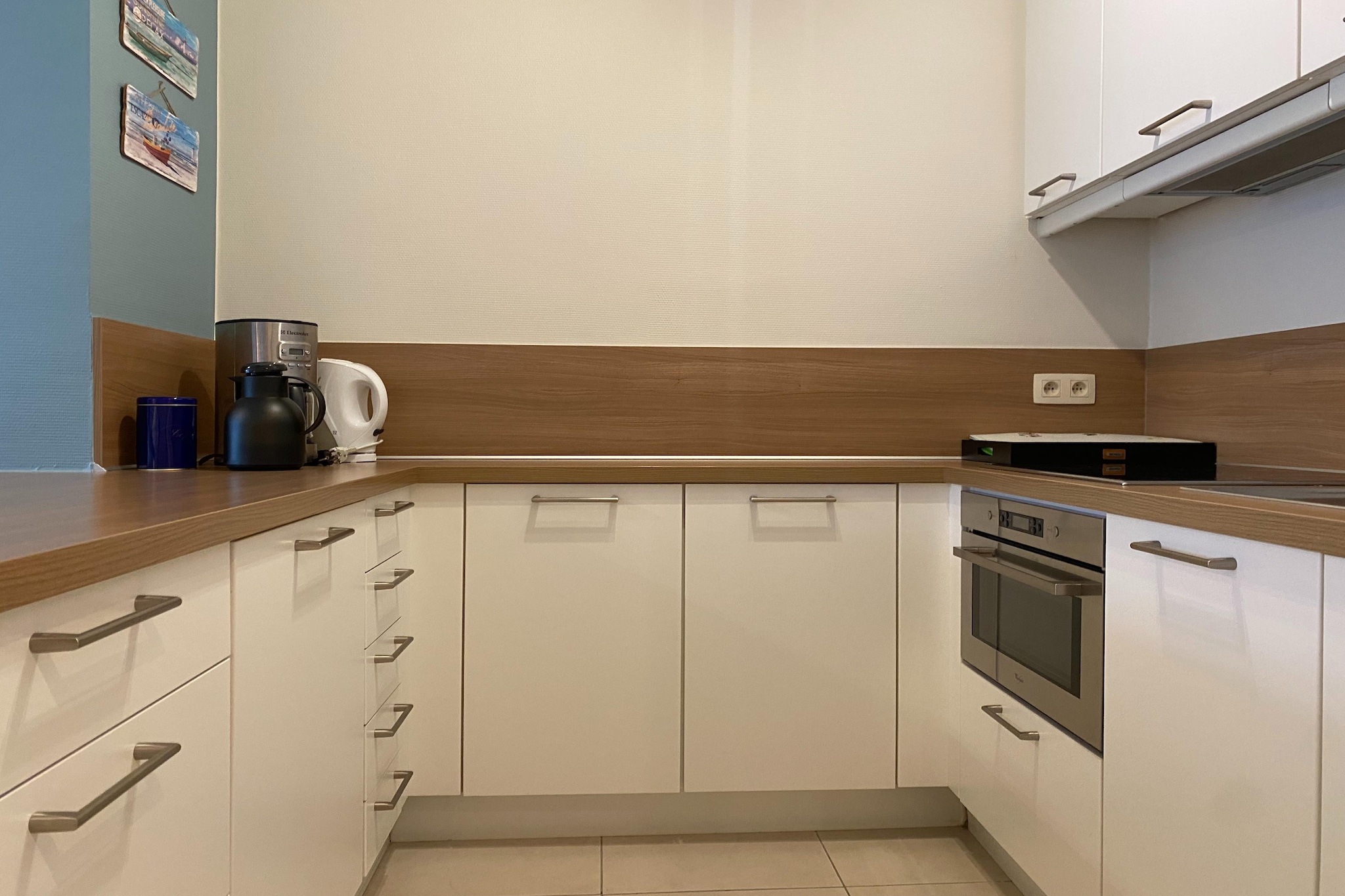 Enjoy the vibrant energy of Nieuwpoort in this centrally located one-bedroom apartment, set in the heart of the bustling shopping street. Positioned on the sunny side, it combines modern comfort with urban sophistication. Relax in the inviting bedroom, unwind in the cozy living space, and take advantage of contemporary amenities designed for convenience. Whether you’re here for shopping, dining, or exploring the coast, this stylish retreat is the perfect base for a memorable seaside getaway.
Immerse yourself in the lively town centre and market, where shops, restaurants, cafés, and cultural attractions are just steps away. Within walking distance, Nieuwpoort Beach invites you to sunbathe, swim in the North Sea, or stroll along the scenic coastline.
Prepare meals in the fully equipped kitchen with fresh market ingredients, stay connected with high-speed WiFi, and enjoy entertainment on a state-of-the-art TV. After a day of seaside adventures, retreat to the cozy bedroom for a restful night. Blending coastal charm with urban convenience, this apartment offers an unforgettable Nieuwpoort experience.