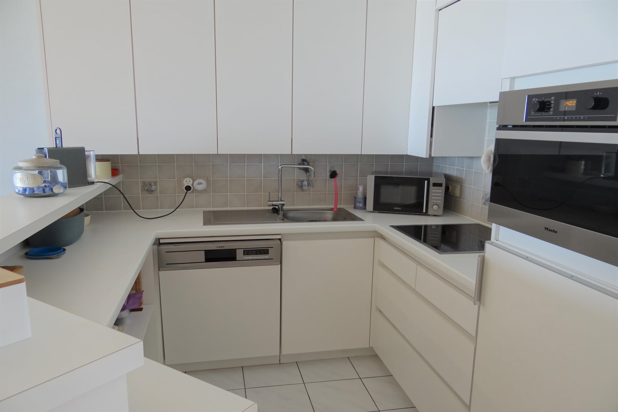 Experience breathtaking sea views from this elegant two-bedroom apartment on Nieuwpoortâ€™s vibrant sea wall. Perfect for families and couples, this serene retreat offers WiFi, digital TV, a cot, and a high chair for added convenience. Just steps from the sandy beach, itâ€™s the ultimate blend of comfort and coastal charm. The fully equipped kitchen invites culinary adventures, while cozy bedrooms ensure restful nights. Relax in the living space, where azure sea vistas create an idyllic backdrop for unforgettable moments. 

Nieuwpoort, a charming coastal town, boasts picturesque beaches, historical landmarks, and a lively marina with colorful sailboats. Stroll along the coastline, savor waterfront dining, or explore scenic countryside trails winding through lush farmland and tranquil villages. Hassle-free access via a lift adds to the convenience. Whether youâ€™re seeking relaxation or adventure, this apartment is your gateway to an unforgettable coastal escape. Book now and make memories that last a lifetime.'
