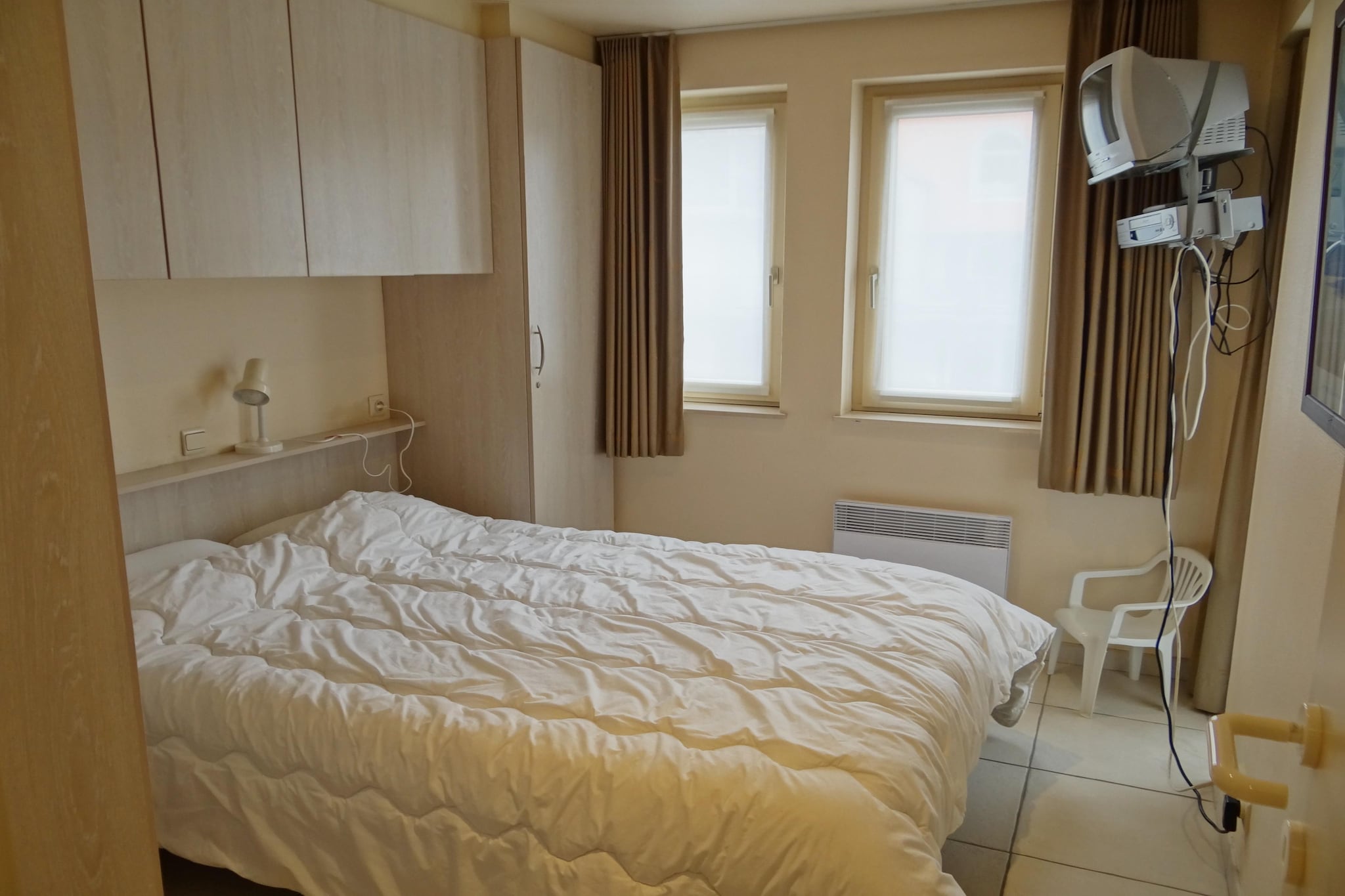 On the 4th floor: (open kitchen(cooker(electric), coffee machine, combination microwave, dishwasher, fridge-freezer), Living/diningroom(TV(digital), dining table, seating area), bedroom(double bed(140 x 200 cm)), sleeping niche(bunk bed), bathroom(bathtub with shower, washbasin, toilet))\n\ntumble dryer, washing machine, balcony or terrace, bicycle storage, parking, lift