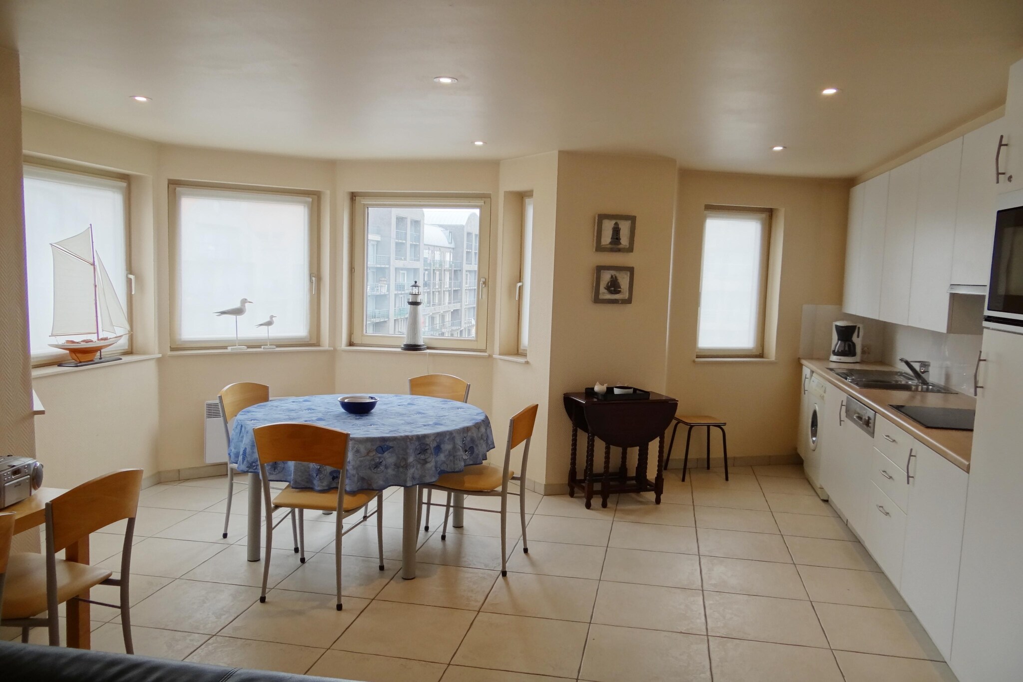 Cozy Lighthouse View Getaway
Discover the charm of Nieuwpoortbad in this inviting one-bedroom apartment with a cozy sleeping niche, perfect for couples or small families. Located on the 4th floor, this stylish retreat offers breathtaking views of the iconic lighthouse. With a fully equipped kitchen, digital TV, high-speed WiFi, and modern comforts like a dishwasher and washing machine, your stay promises both relaxation and convenience.
Beach, Marina & Markets at Your Doorstep
Just a short stroll from your front door, Nieuwpoort Beach invites you to unwind on golden sands or dive into the refreshing North Sea. Wander through the vibrant town centre, alive with charming cafes, artisan shops, and fresh markets. The nearby marina buzzes with activity, offering a picture-perfect spot for sunset walks. Adventure seekers can follow scenic bike or walking trails through nearby nature reserves and quaint coastal villages.
Comfort & Style in the Heart of Nieuwpoort
After a day by the sea or exploring the region, return to your peaceful sanctuary. Cook with fresh local produce in your open kitchen, then dine al fresco on the private terrace with lighthouse views. Wind down with your favorite shows or a good book in the cozy living area before retreating to a restful night in the double bed or bunk beds. Ideal for those who appreciate coastal elegance with everything at their fingertips—book now for a memorable seaside escape.