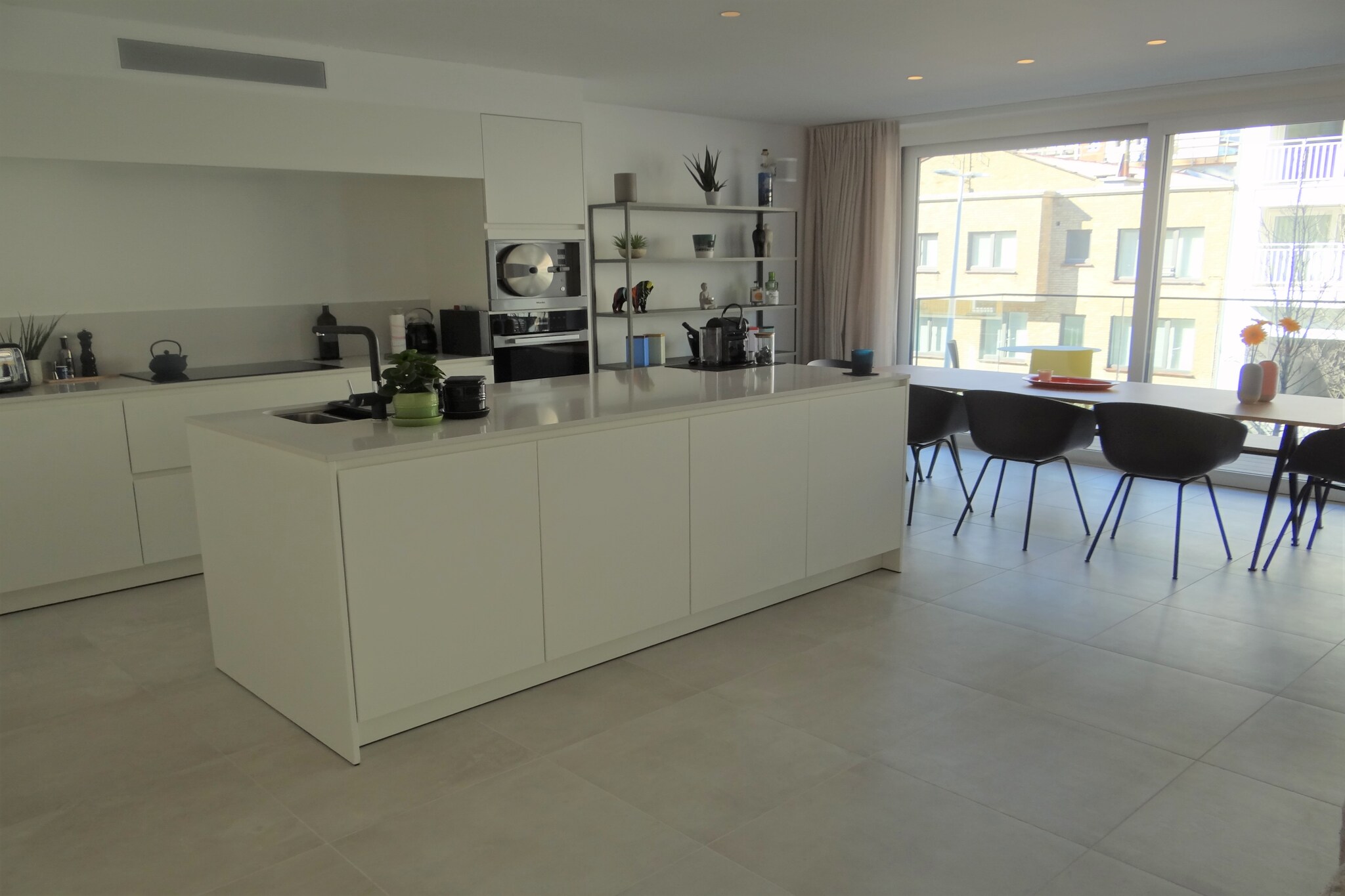 This stunning new-build apartment, centrally located in Nieuwpoort, offers a perfect blend of modern elegance and coastal charm. Featuring two spacious bedrooms, an additional sleeping area, and a sun-drenched terrace with stylish furniture, it provides an inviting retreat for relaxation and leisure. Just steps from the vibrant town center, guests can explore boutique shops, lively markets, and a variety of dining options. With the sandy shores, picturesque marina, and scenic countryside within easy reach, this apartment promises an unforgettable seaside escape.
Channel your inner chef in the fully equipped kitchen using fresh ingredients sourced from the nearby market. Stay connected and entertained with complimentary high-speed WiFi and a state-of-the-art television, providing endless entertainment options for guests of all ages. Retreat to cozy bedrooms, meticulously designed to ensure a restful night's sleep after a day of exploration or relaxation by the sea.
Experience the best of coastal living and urban convenience in this stylish Nieuwpoort apartment. Book your stay now and embark on an unforgettable journey of relaxation, exploration, and discovery.