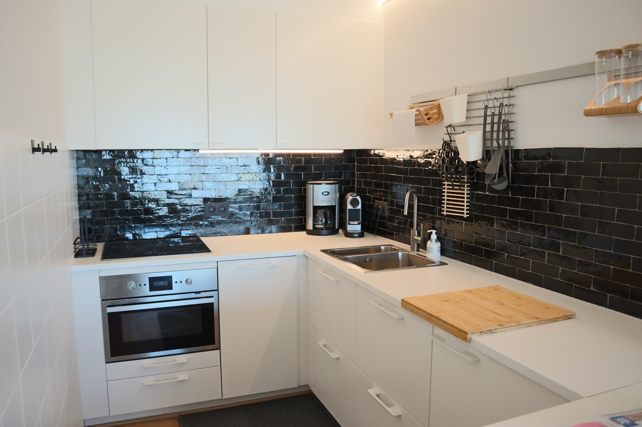 This spacious corner apartment on the 6th floor offers three well-appointed bedrooms, providing a comfortable and stylish retreat with stunning views. Its elevated position allows for plenty of natural light, creating a bright and airy ambiance perfect for relaxation.
For added convenience, the apartment comes equipped with a washing machine and dryer, making it ideal for both short and extended stays. Thoughtfully designed for comfort, it ensures a hassle-free experience with all the essentials at your fingertips.
Please note that facade works will take place from 8/1/24, which may cause some temporary disturbances. However, the apartment’s prime location and modern amenities continue to offer an excellent seaside getaway.