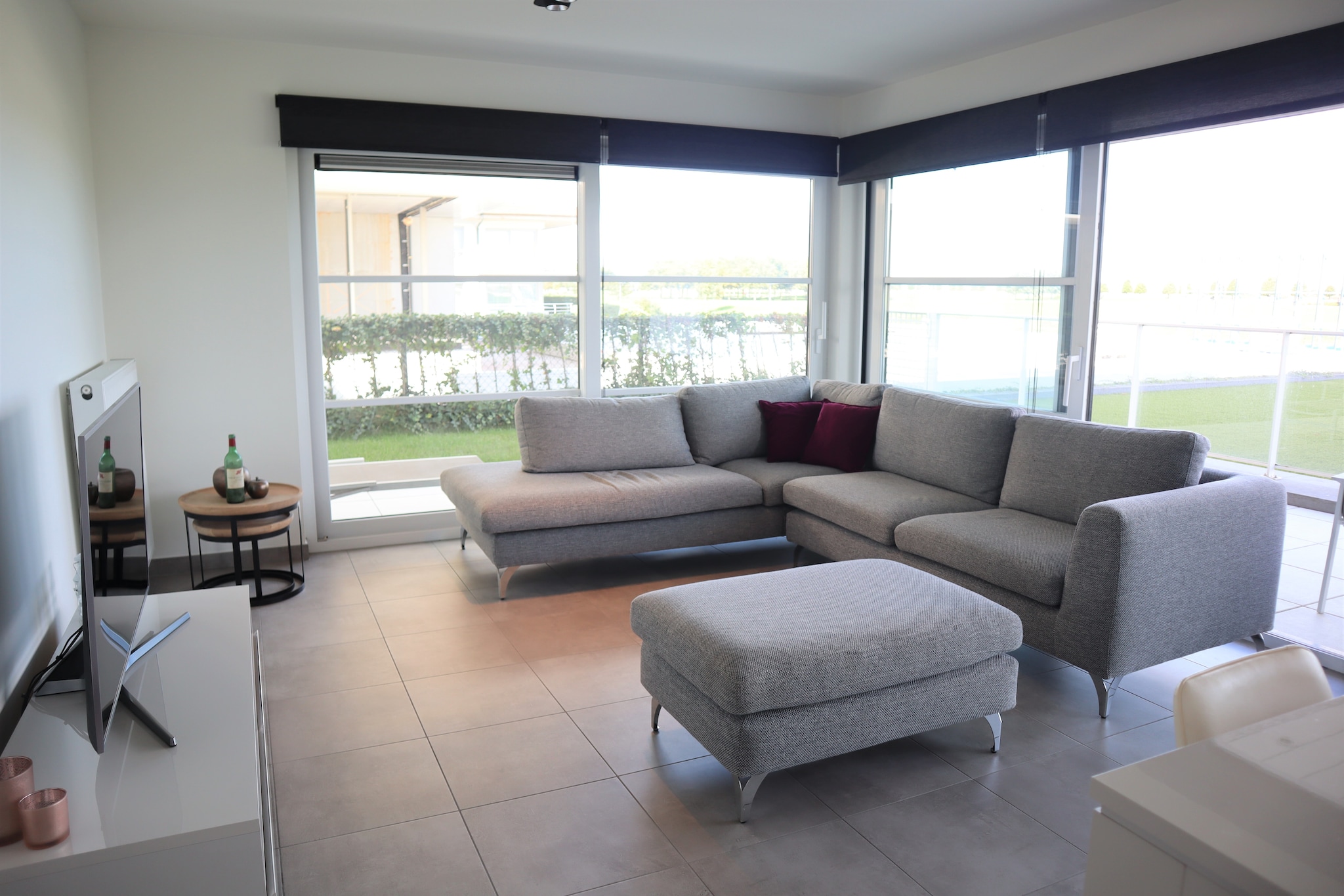 This modernly furnished two-bedroom apartment offers the perfect balance of comfort and leisure, ideally situated between Nieuwpoort Bad and the city center. Enjoy a spacious terrace with an open view, providing a serene spot to relax and unwind. Located within a vibrant holiday complex, guests have access to fantastic amenities, including swimming pools, petanque courts, and a beach volleyball area. With the pool open daily from May to September, this coastal retreat ensures a refreshing and enjoyable stay for all.
Channel your inner chef in the fully equipped kitchen using fresh ingredients sourced from the nearby market. Stay connected and entertained with complimentary high-speed WiFi and a state-of-the-art television, providing endless entertainment options for guests of all ages. Retreat to cozy bedrooms, meticulously designed to ensure a restful night's sleep after a day of exploration or relaxation by the sea.
Experience the best of coastal living and urban convenience in this stylish Nieuwpoort apartment. Book your stay now and embark on an unforgettable journey of relaxation, exploration, and discovery.